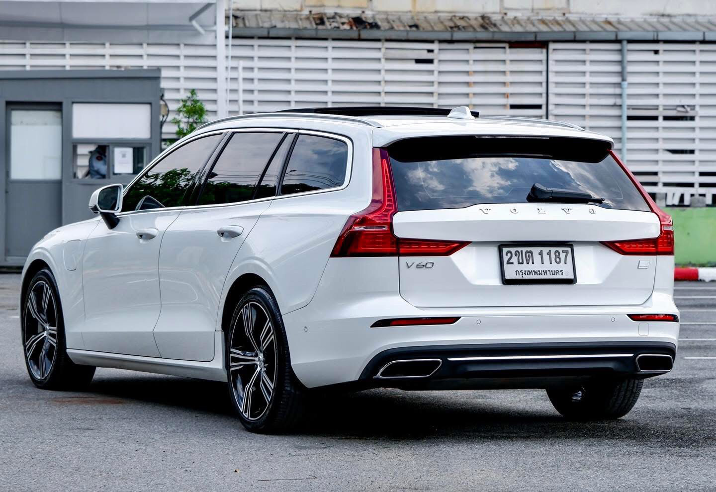 Volvo V60 T8 Plug-in Hybrid Inscription ปี 2021