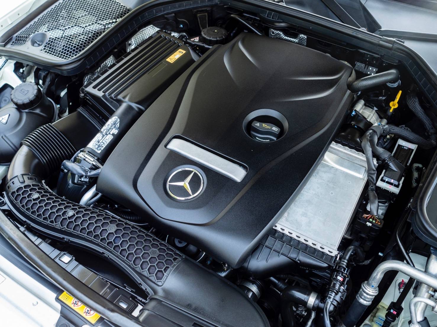 Mercedes-Benz C200 Avantgarde ปี 2016 W205 สีขาว ภายในดำ