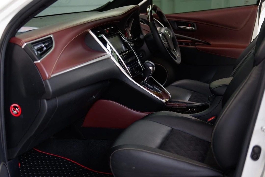 TOYOTA HARRIER สีขาวมุก ปี 2014