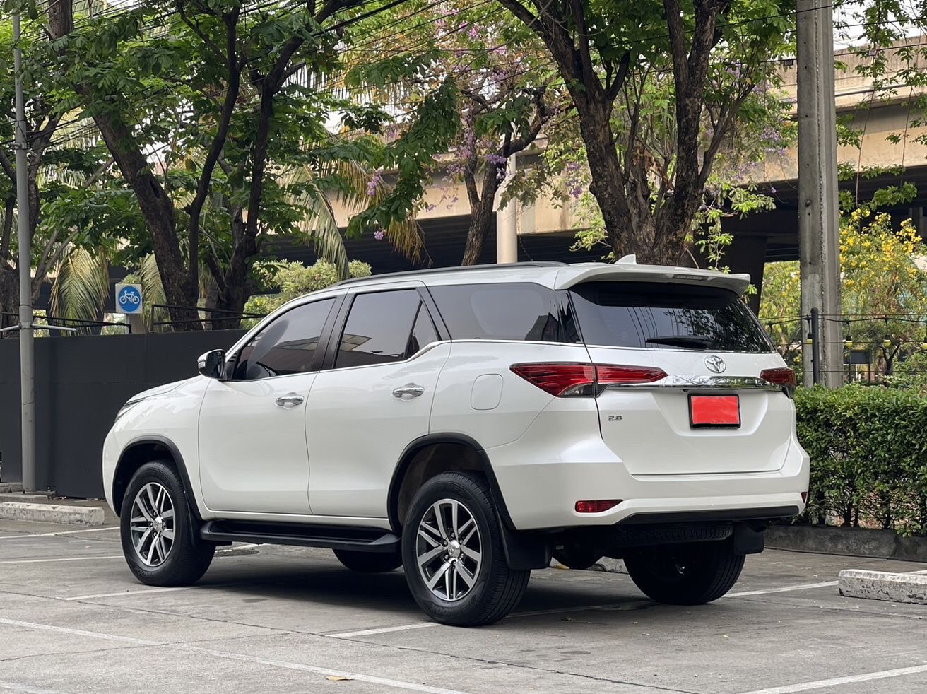 Toyota Fortuner 2.8V 2wd AT สีขาว ปี2015