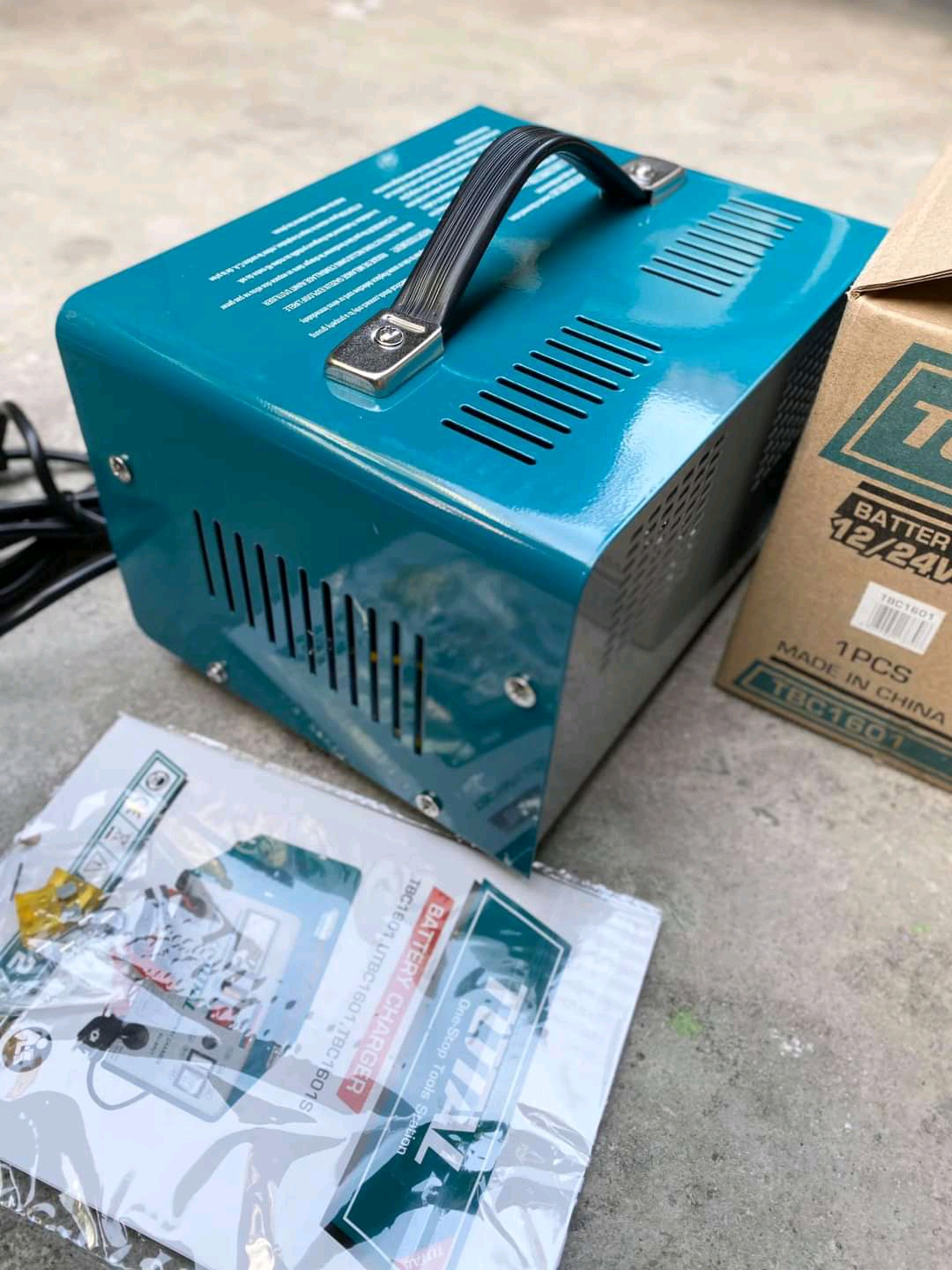 Total เครื่องชาร์จแบตเตอรี่ 12V / 24V 220V รุ่น TBC1601