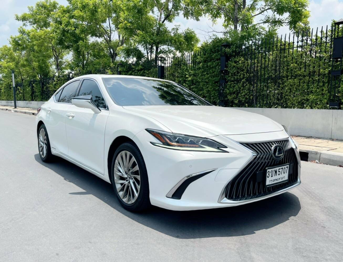 Lexus ES300H Grand Luxrury Hybrid สีขาว ปี 2019