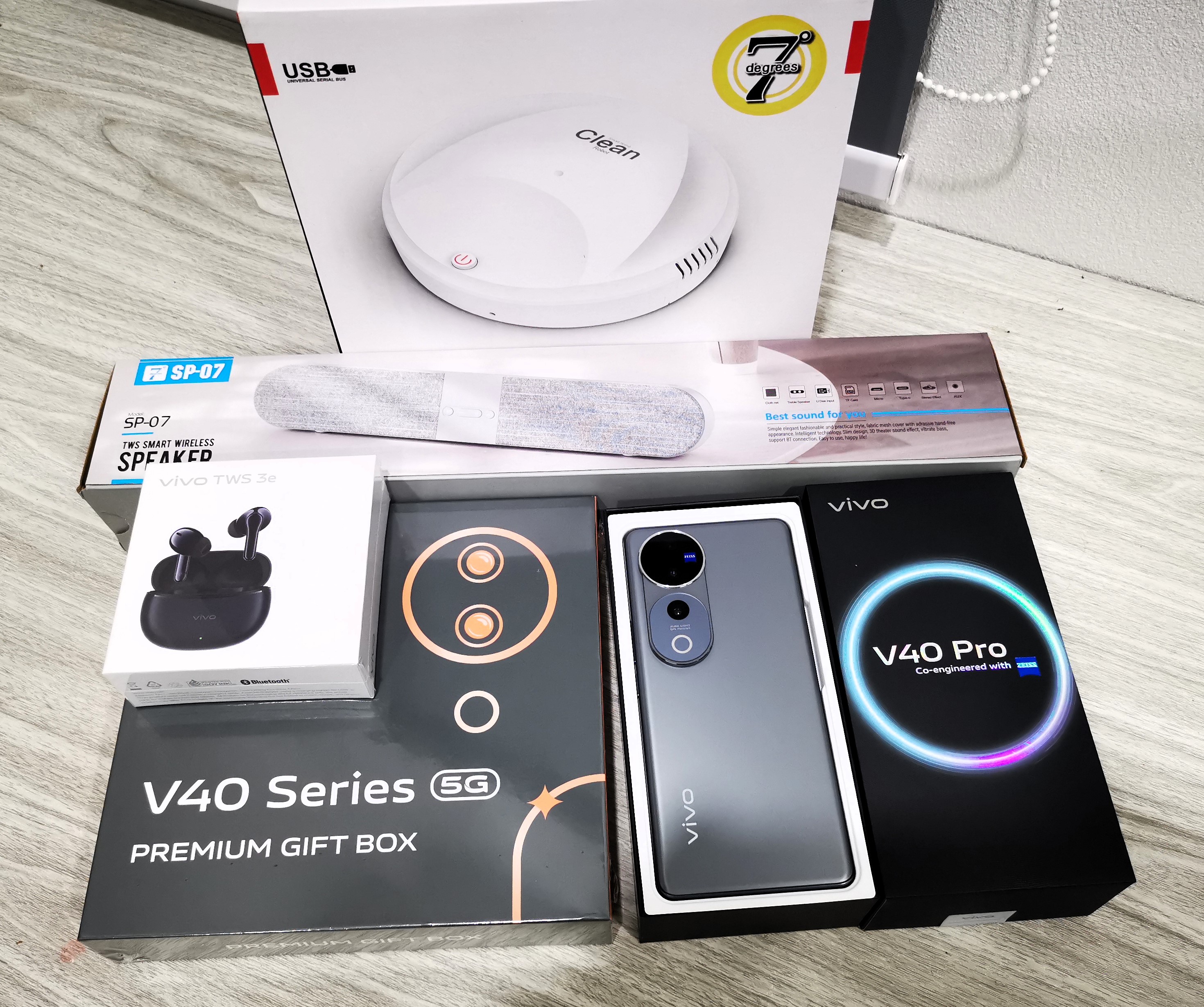 Vivo V40 Pro สี silver