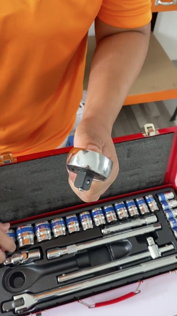 ชุดบล็อก ยี่ห้อ Euro King tool 4 หุน 24 ชิ้น ลูกบล็อก 6 เหลี่ยม