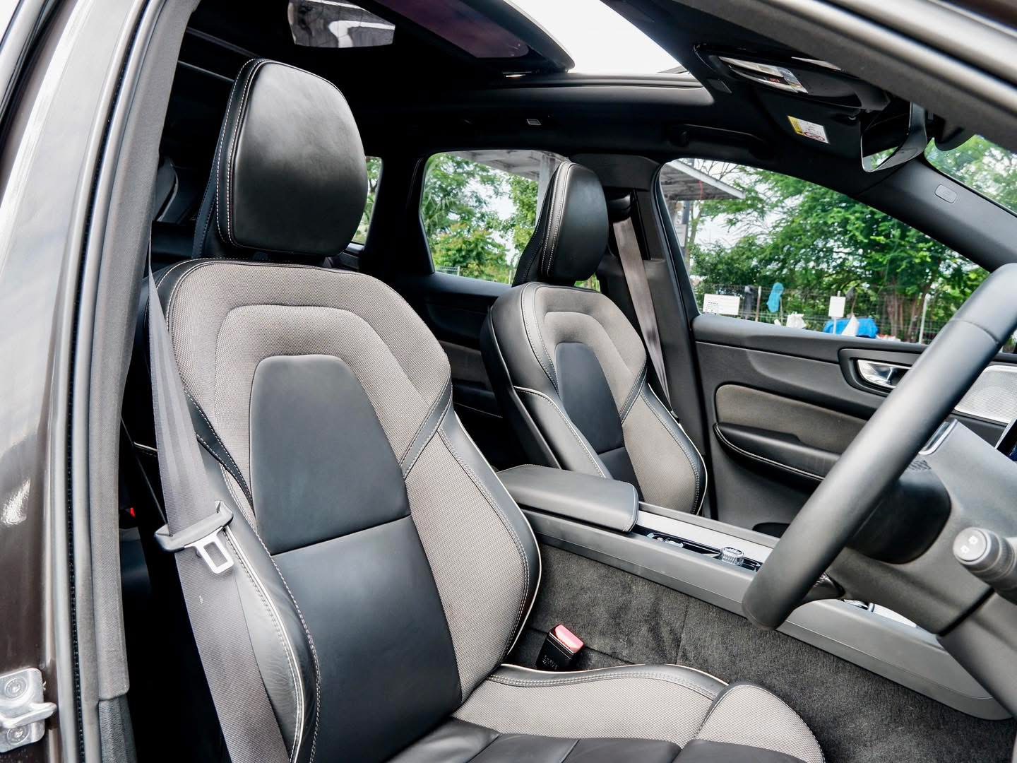 Volvo XC60 Recharge T8 AWD R-Design ปี 2022