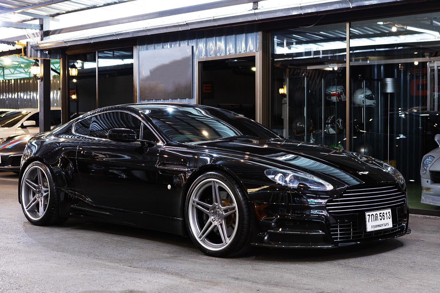 Aston Martin V8 Vantage ปี 2010