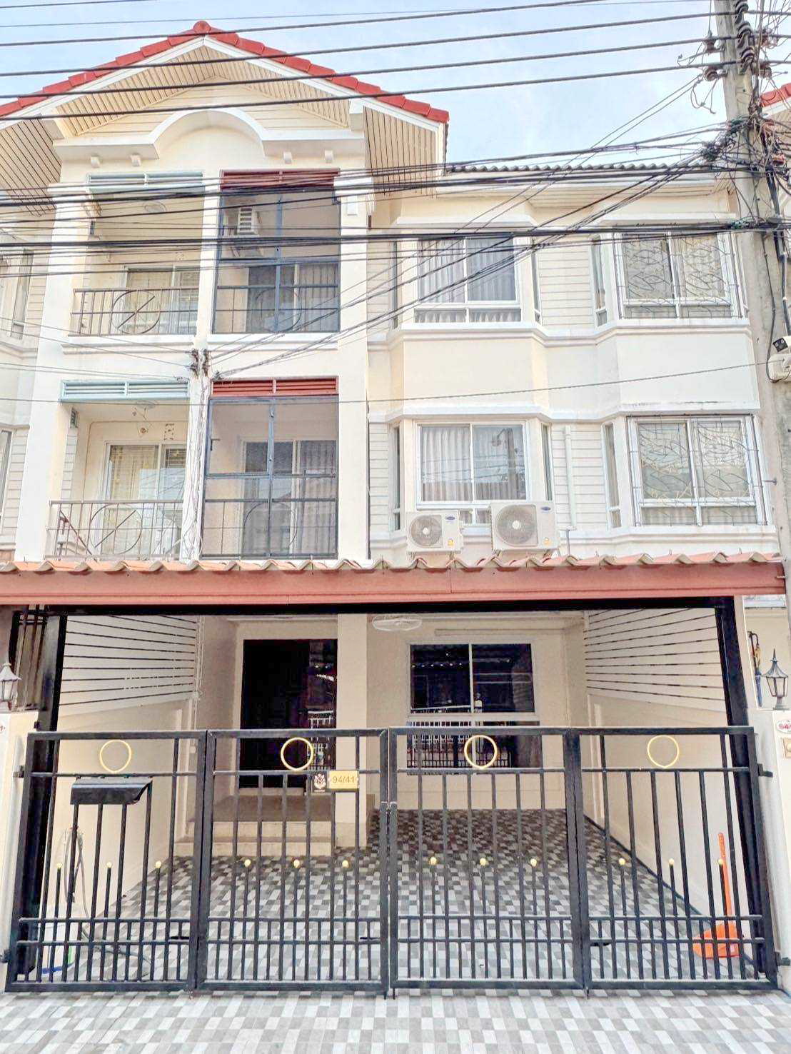 ให้เช่า ทาวน์โฮม 3 ชั้น 4 ห้องนอน ซอยนวลจันทร์ 36) รีโนเวทใหม่ทั้งหลัง