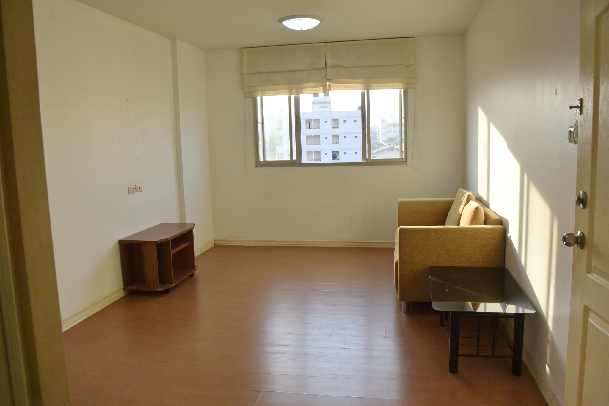 ให้เช่า ลุมพินีคอนโดทาวน์ รัตนาธิเบศร์ ห้องริม **42 ต.ร.ม** มีเครื่องซักผ้า
