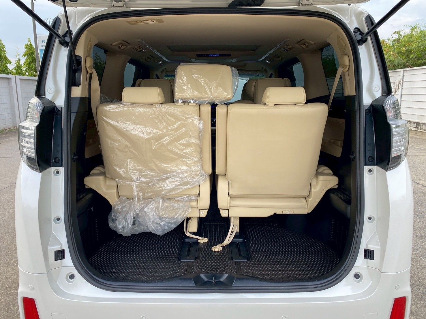 Toyota Vellfire 2.5 Hybrid V ปี2017