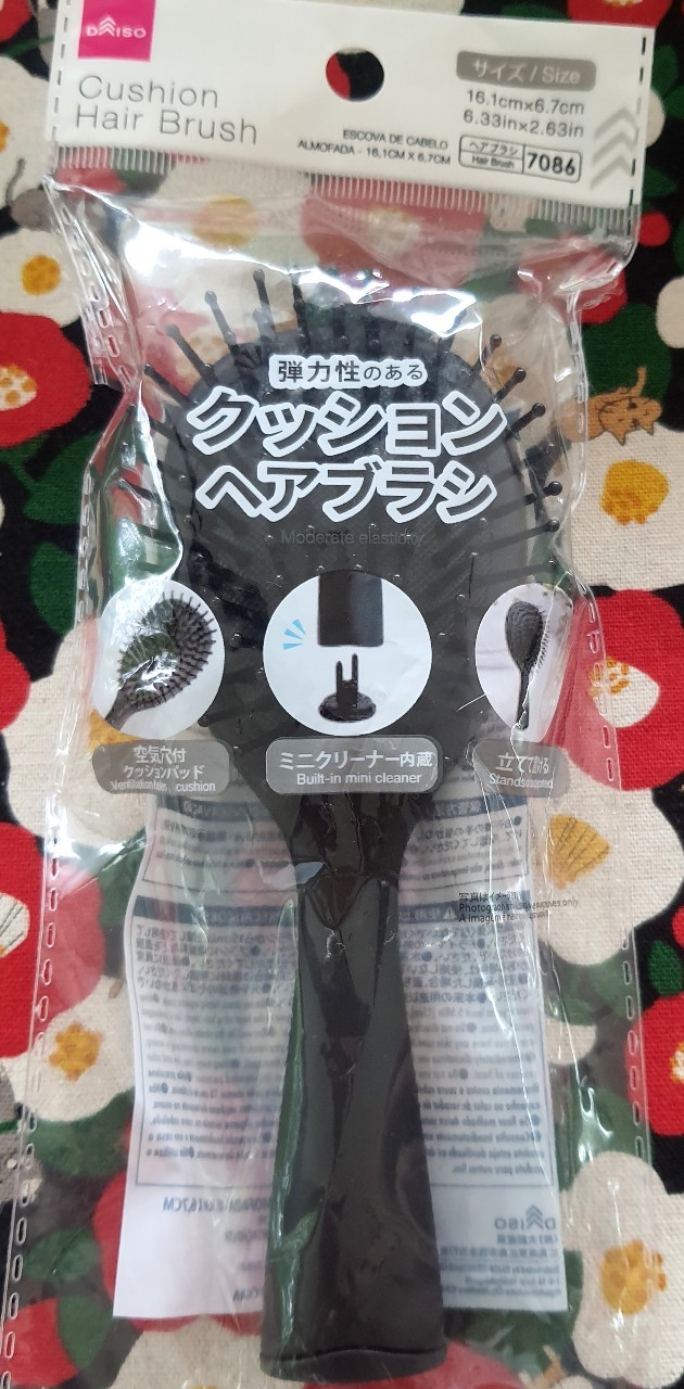 Cushion Hair brush หวี แปรงหวีผม แปรงผม หวีไดร์ ใช้ดี ใช้ทน จากญี่ปุ่น ด้านล่างแปรง แกะออกมาเป็นที่ ทำความสะอาดเก็บผมที่แปรงได้ง่ายๆค่ะ