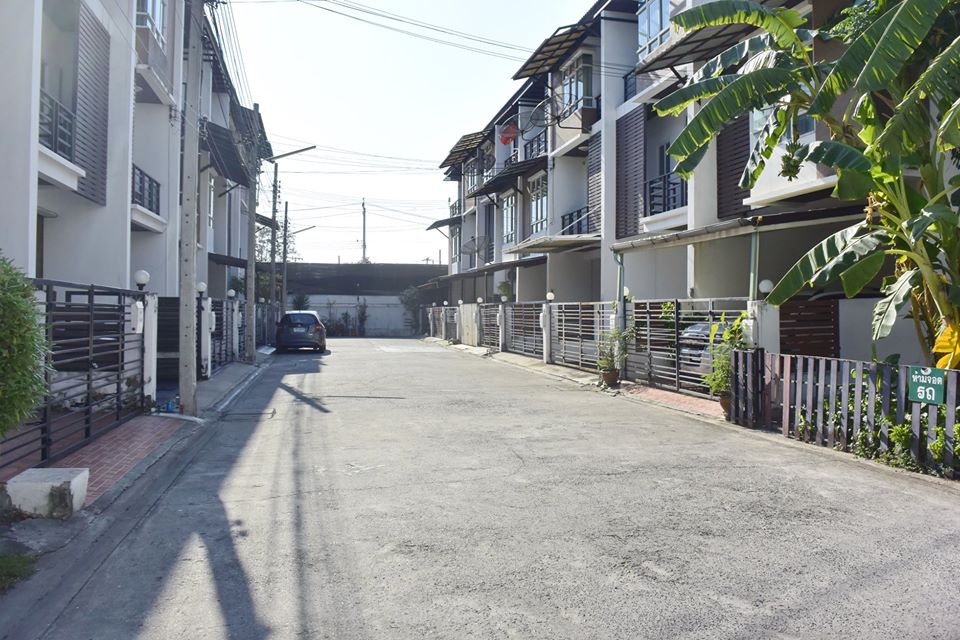 ให้เช่า Townhome 3ชั้นครึ่ง หลังมุม ติด เซ็นทรัลแจ้งฯ