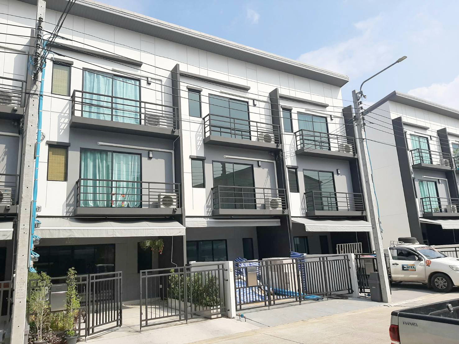 ให้เช่า ท/ฮ 3 ชั้น ทำเลดี บางรักใหญ่ 8 ใกล้รถไฟฟ้า500 ม.