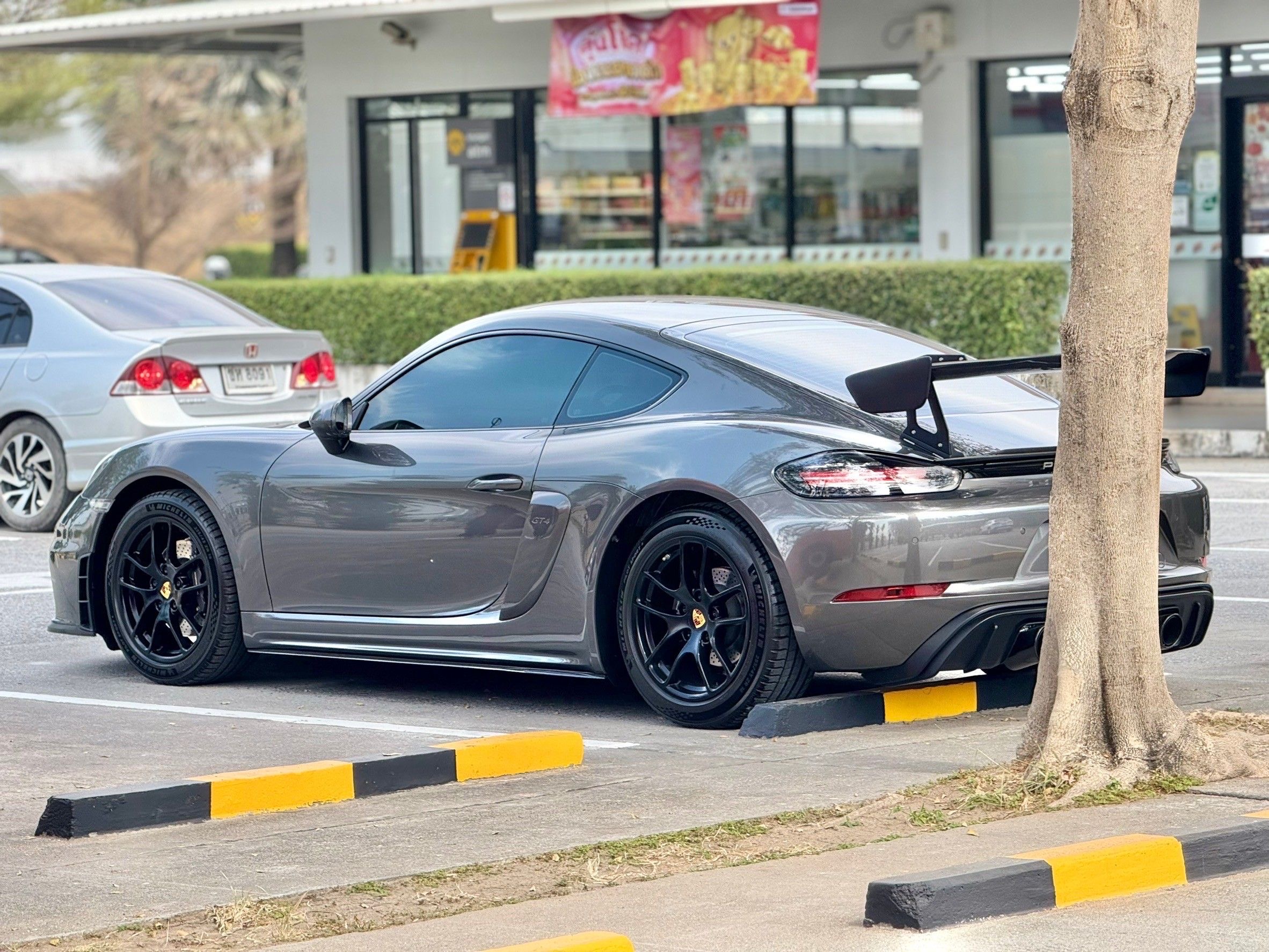 Porsche Cayman 718 GT4 ปี 2019