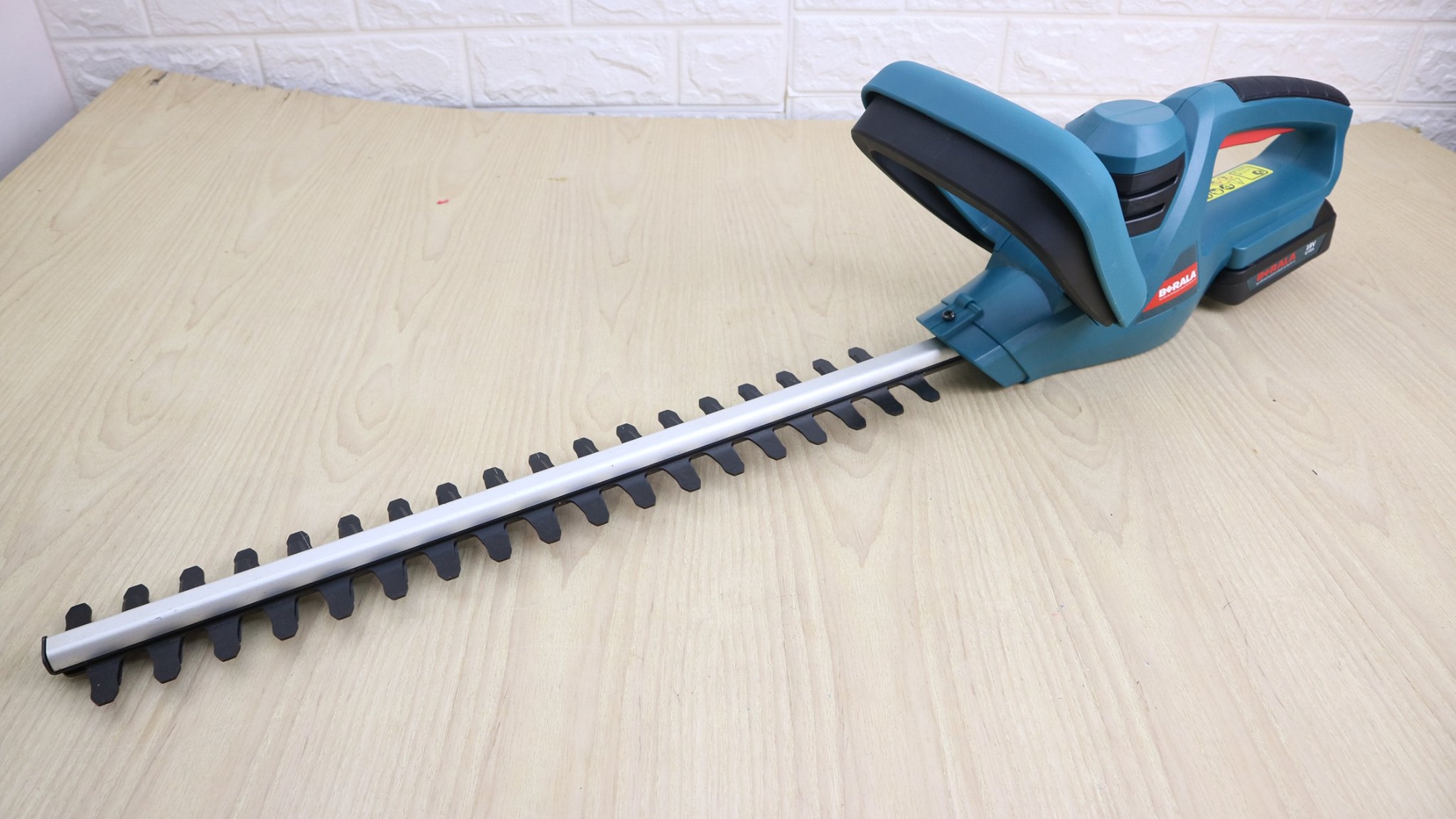 BERALA เครื่องตัดแต่งพุ่มไม้ไร้สาย BERALA BRL-8A601