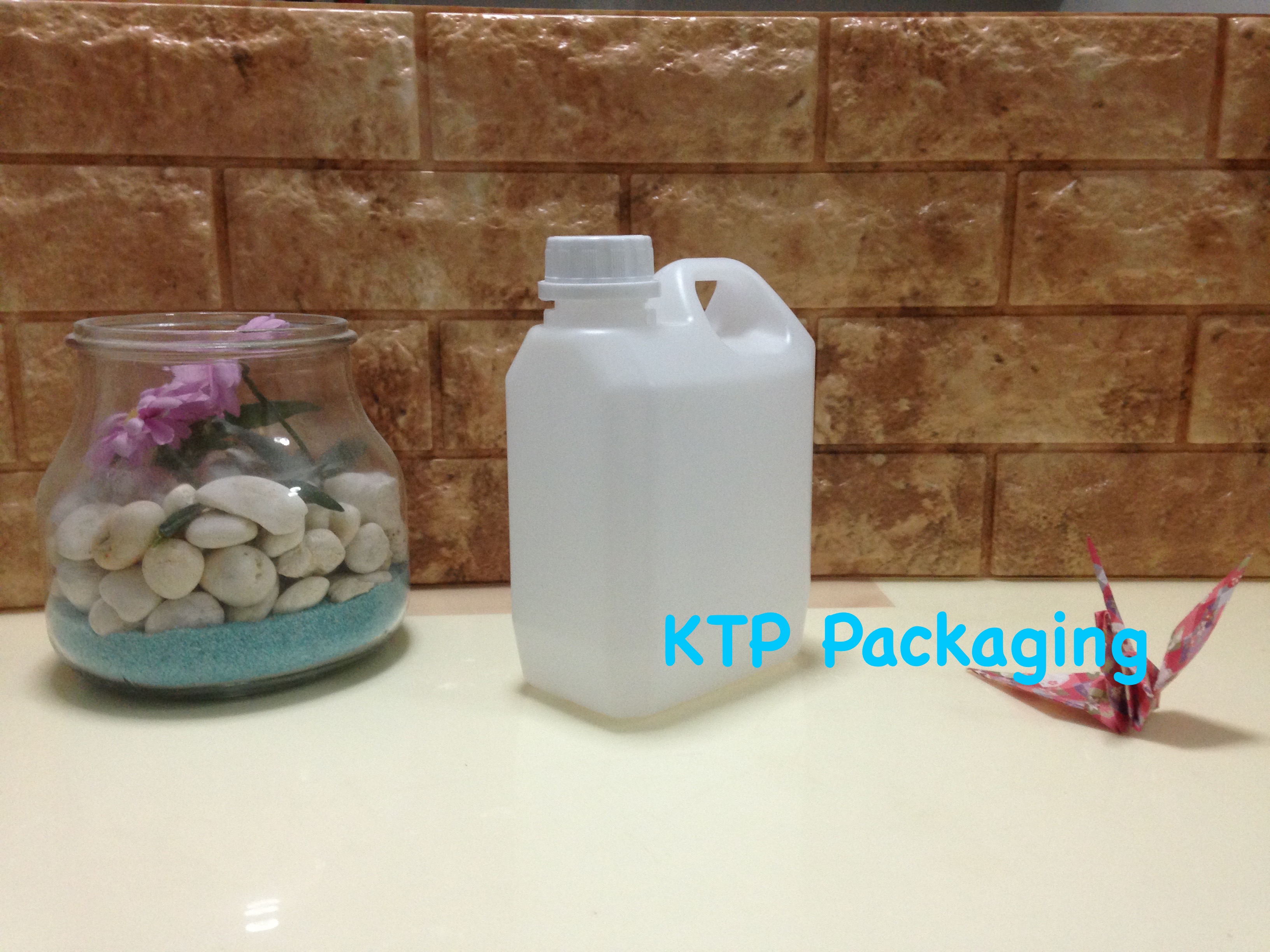 แกลลอนพลาสติก พร้อมฝา ขนาด 1 ลิตร แบบA