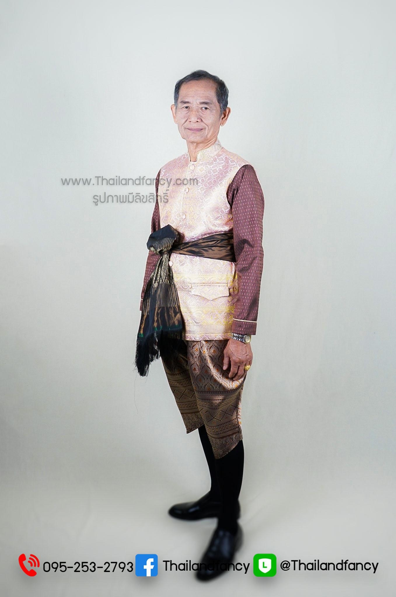 ชุดไทยย้อนยุค ชุดไทยสมัยสุโขทัย ชุดงานพิธีไทย ชุดไทยผู้ชาย ชุดไทยท่านเจ้าคุณ ชุดไทยพี่หมื่นออเจ้า ชุดอำมาตย์เสื้อลายไทยสีทูโทนเข้าคู่กับโจงกระเบนสีเข้ม