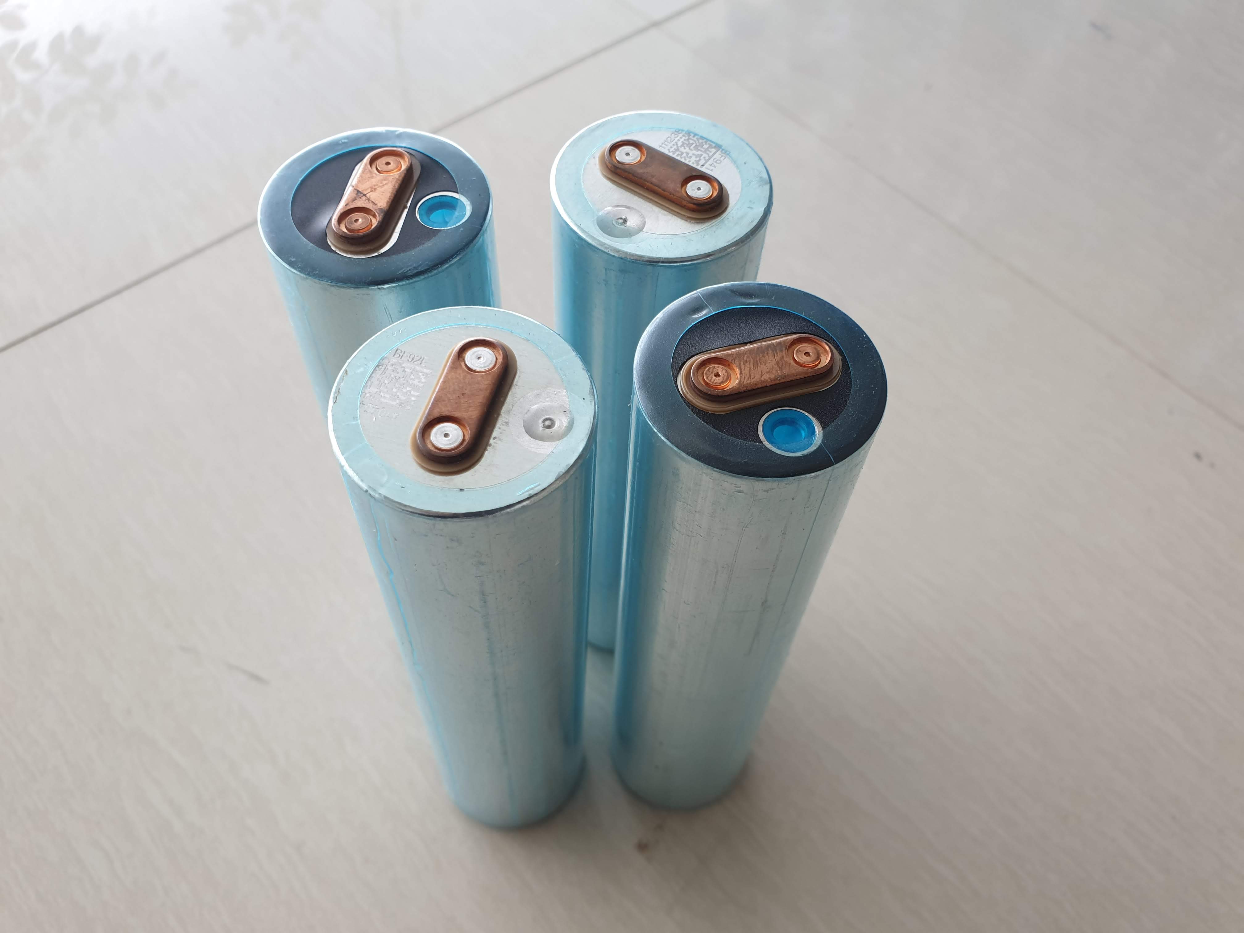 lifepo4 แบตเตอรี่ลิเทียมฟอสเฟส 3.2v 15Ah ความต้านทานต่ำมาก แรง 3C ต่อเนื่อง ขนาด 32 * 135 mm