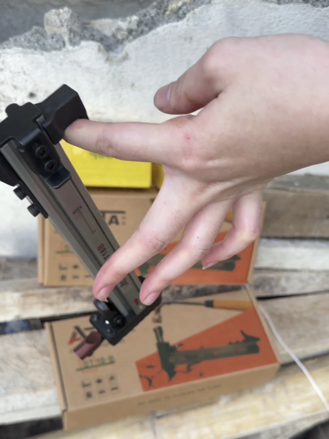 เครื่องตอกตะปูด้วยมือ กึ่งอัตโนมัติ ยี่ห้อ AKITA รุ่น ST-18B รุ่นท๊อป