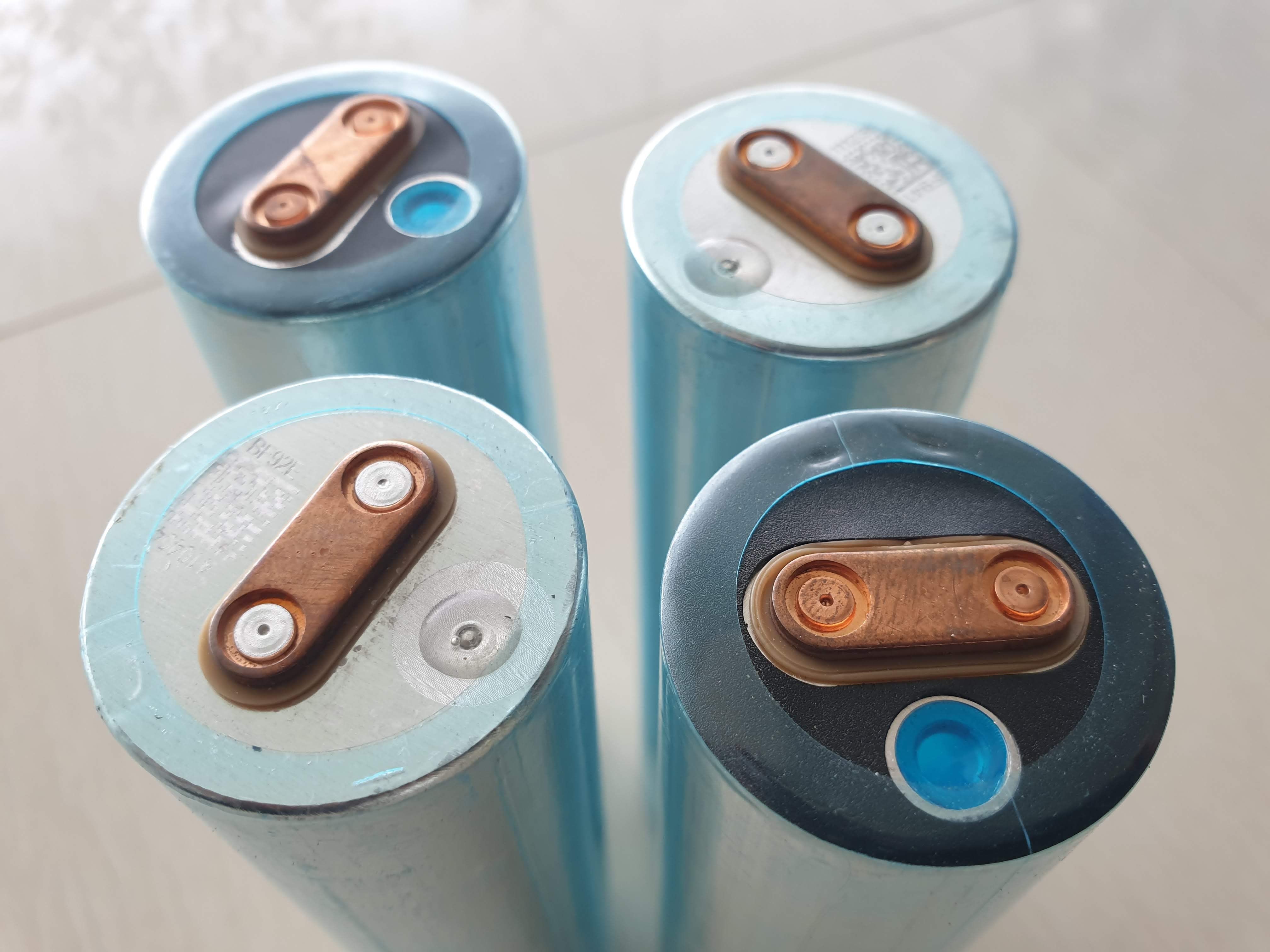 lifepo4 แบตเตอรี่ลิเทียมฟอสเฟส 3.2v 15Ah ความต้านทานต่ำมาก แรง 3C ต่อเนื่อง ขนาด 32 * 135 mm