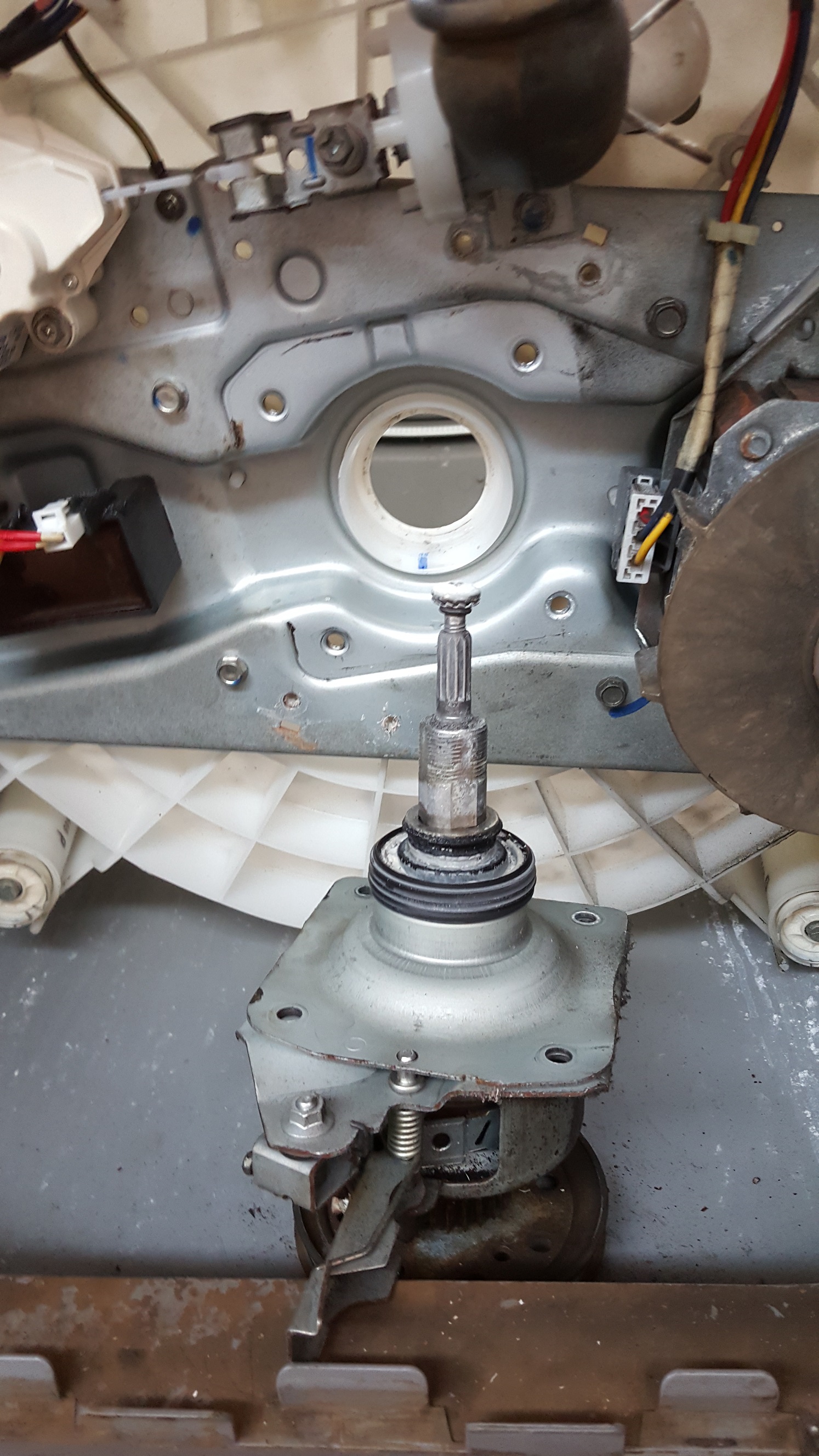 ซ่อมเครื่องซักผ้า ยี่ห้อ LG รุ่น WF-T1255TD อาการขณะที่เครื่องทำการซักจะมีเสียงดังแก๊กๆ