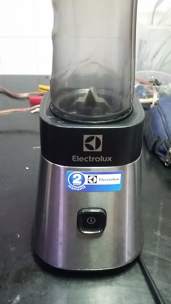 ซ่อมเครื่องปั่น ยี่ห้อ Electrolux รุ่น EMB3025 อาการเปิดไม่ติด