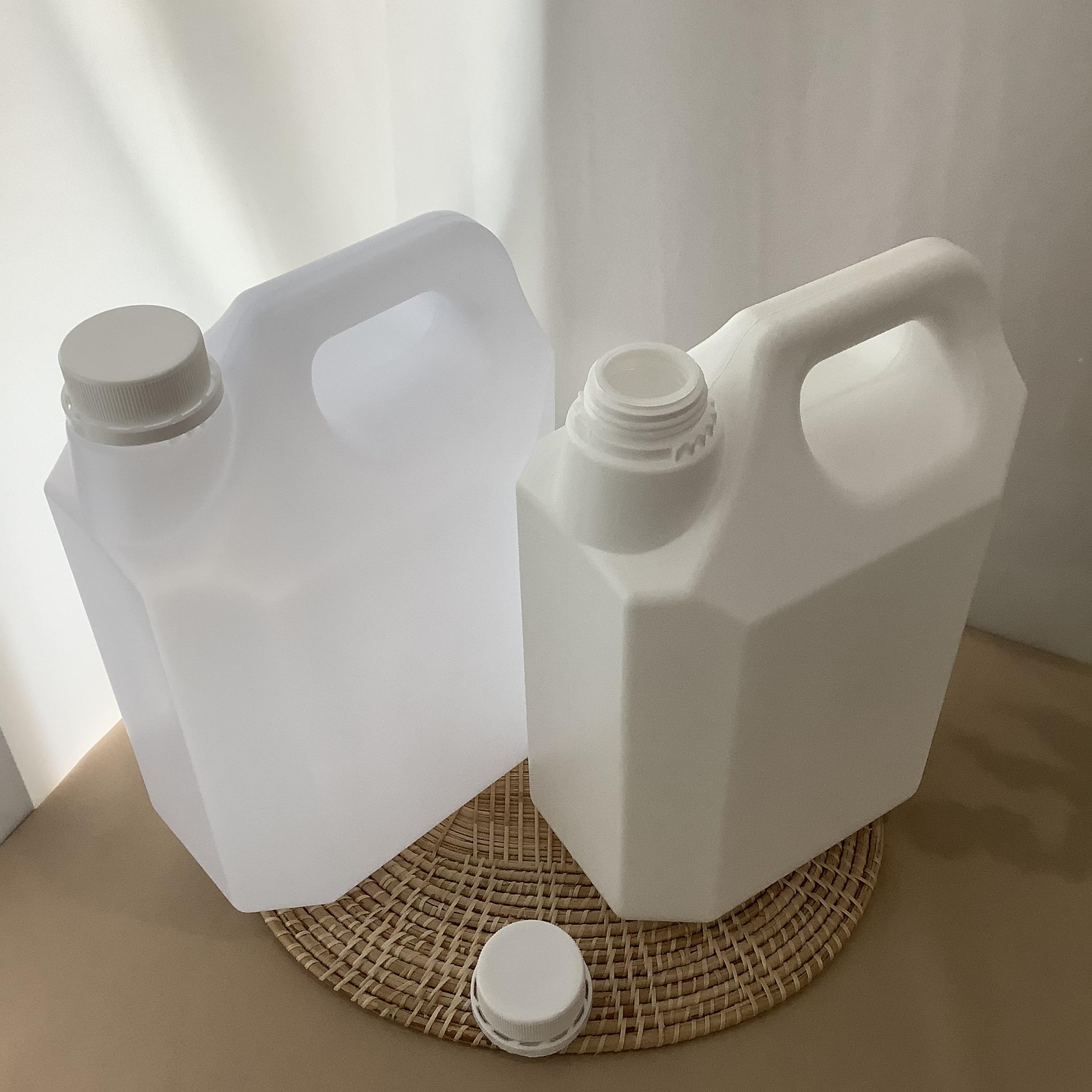 (แพคละ24ใบ)แกลลอน 5ลิตร สีขุ่นใส และ ขาวทึบ +จุกใน+ฝาล็อค ราคาใบละ32บ.