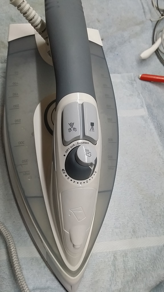 ซ่อมเตารีดไอน้ำ ยี่ห้อ Braun รุ่น TS725 TexStyle7 อาการไม่ร้อนและมีน้ำหยด