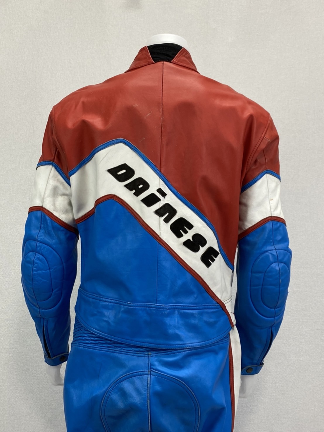 ประเภททรงชุด : Racing suit RCSS 014 **Dainese **: อก 42" ยาว 23” เอว 36"