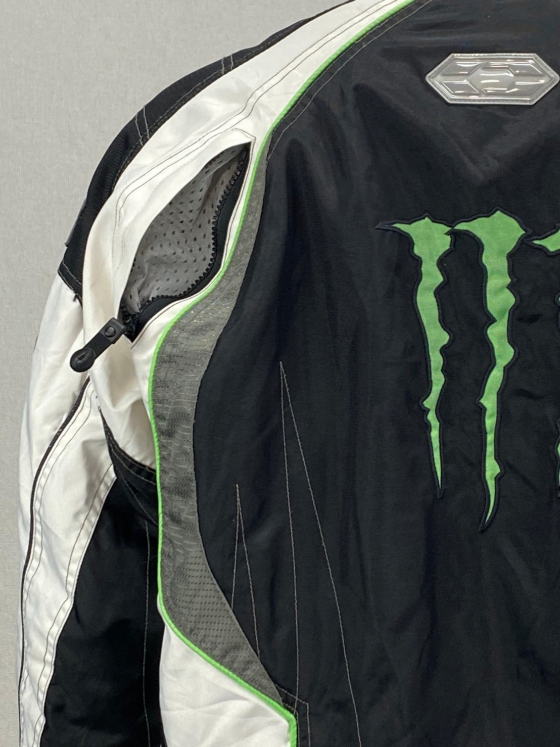 เสื้อขี่มอเตอร์ไซด์( มือสอง) RCS 953: อก 52" ยาว 28" **CASTLE** (ไม่มีการ์ด)