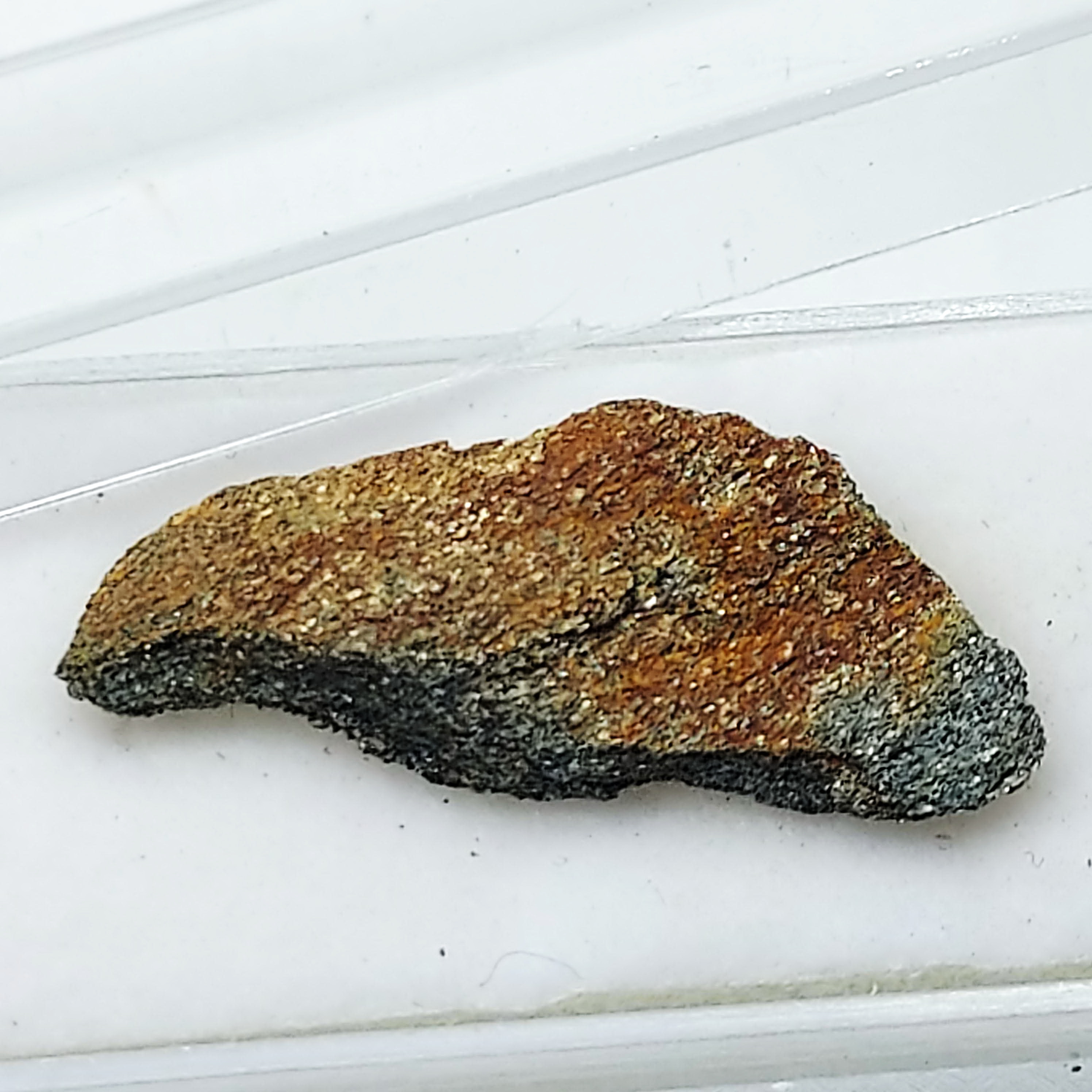 หินอิมแพกไทต์ จากรัสเซีย IMPACTITE(1.3 กรัม 2.7x1.2x0.3ซม.)