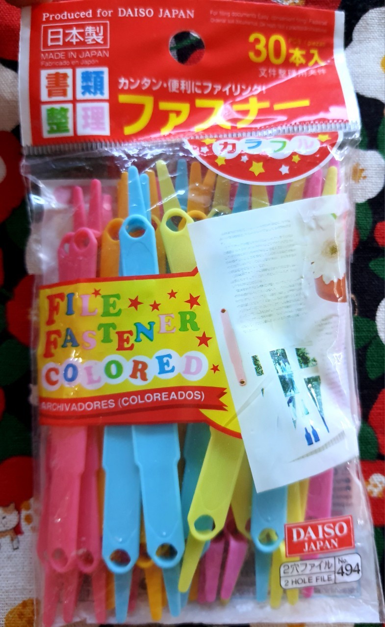 File fastener colored ที่ล็อคแฟ้มแบบเจาะรู 1 แพ๊ค มี 30 ชิ้น จากญี่ปุ่น MADE IN JAPAN