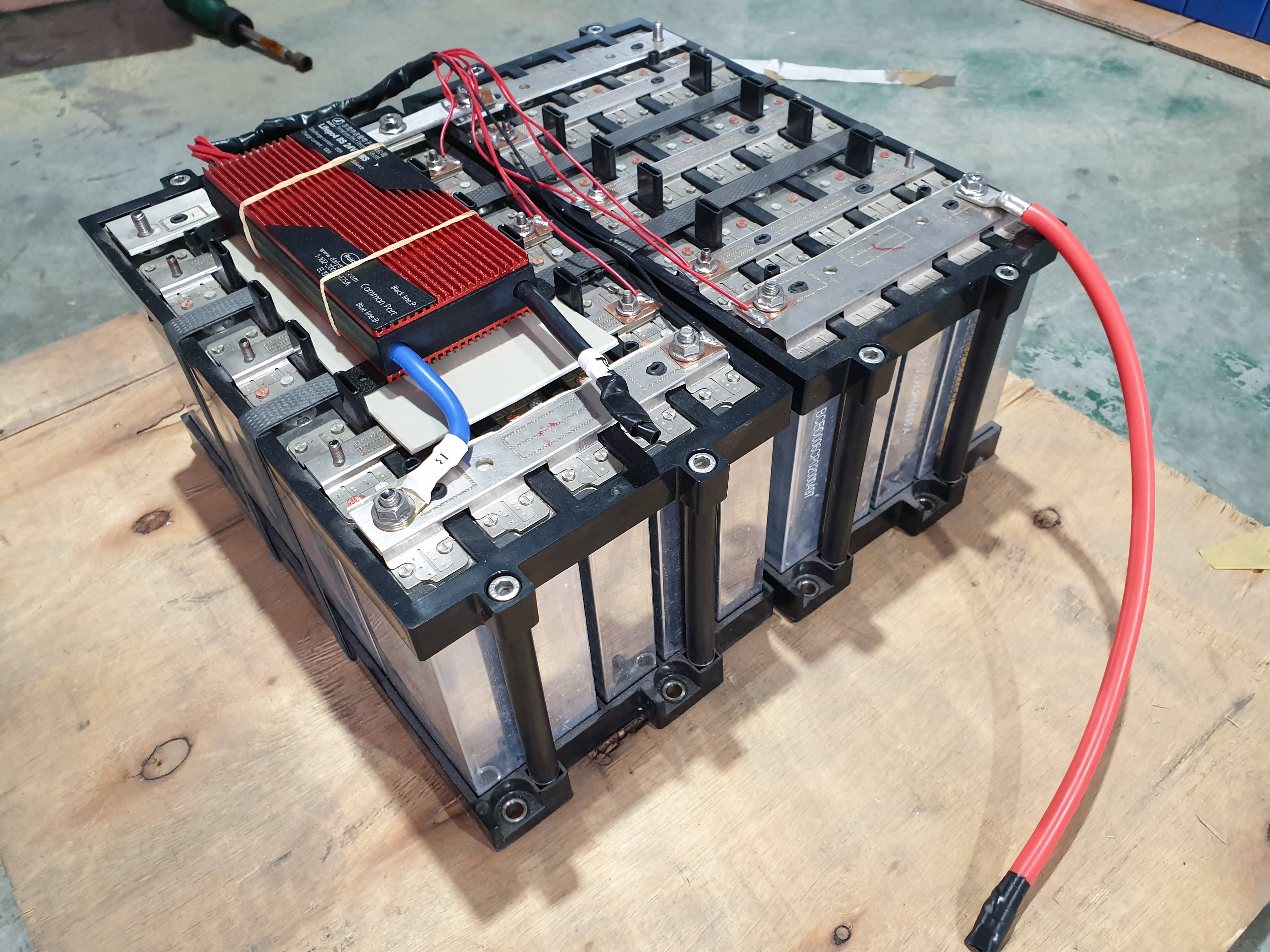 แบตเตอรี่ลิเธียมฟอสเฟส 24v 100Ah พร้อม bms 100a ประกอบตามสั่ง