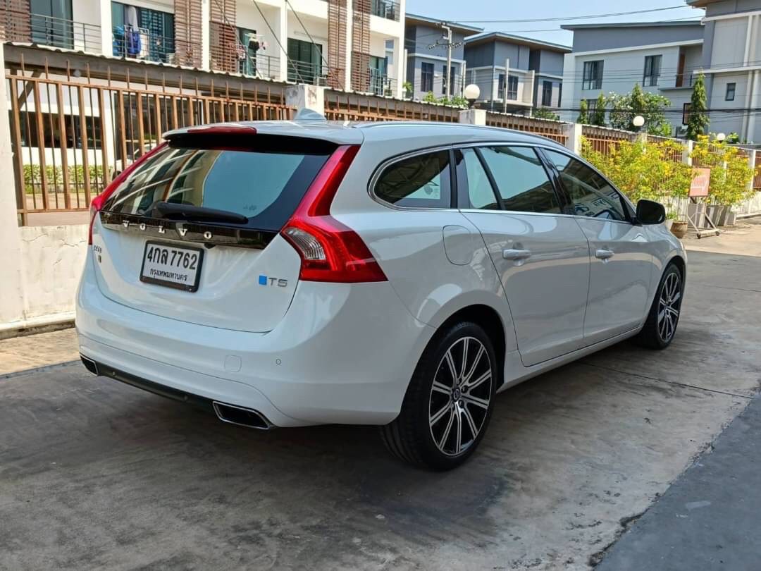 VOLVO V60 T5 ปี 2015 สีขาว