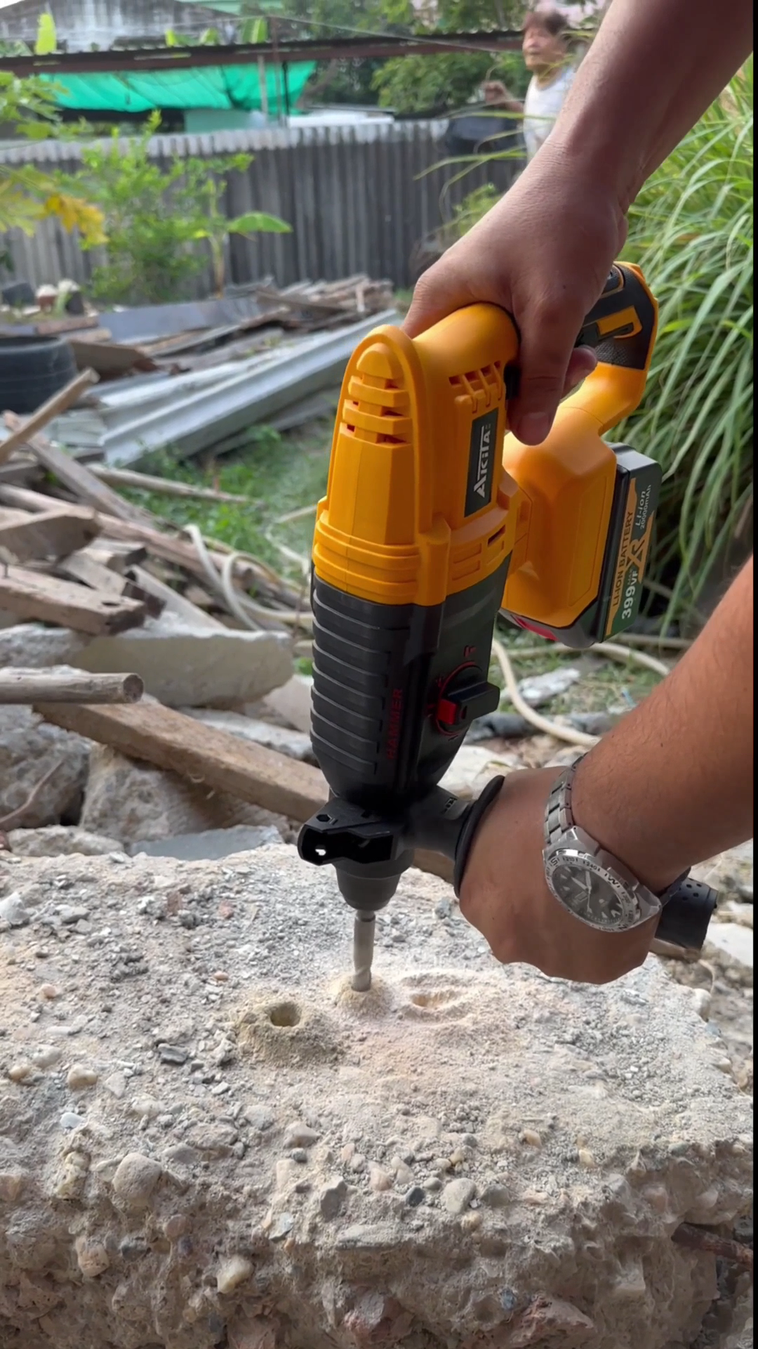 สว่านโรตารี่ไร้สาย AKITA มี 2 รุ่น 188V และ 399V