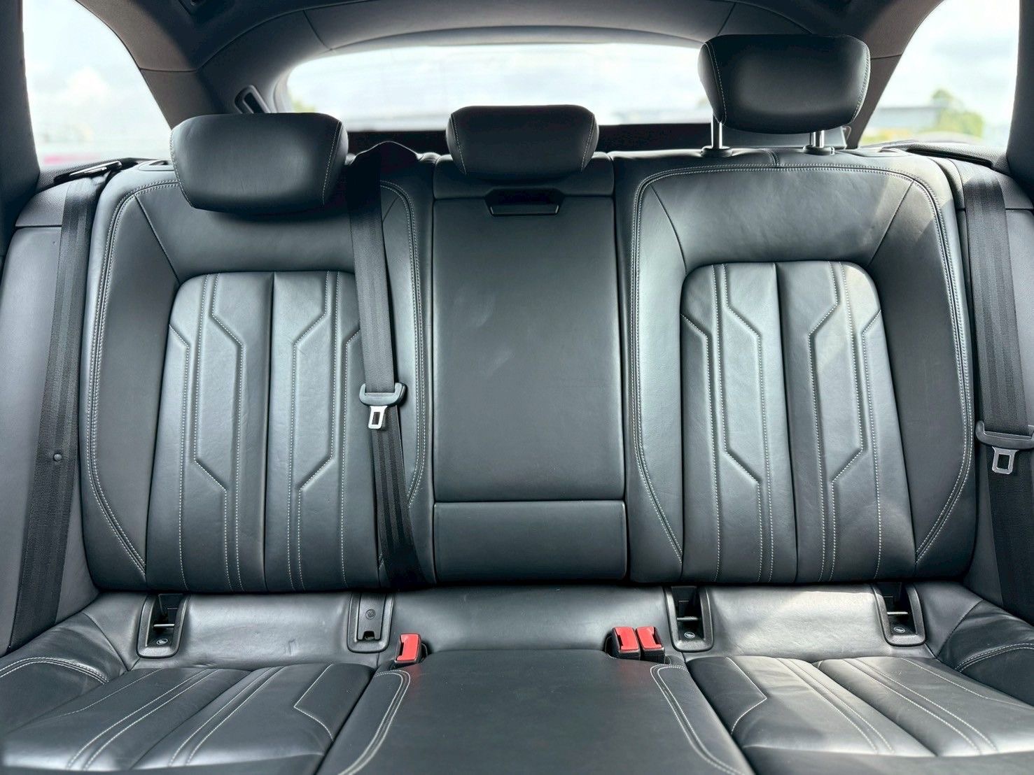 Audi A6 Avant 45 TFSI S-line Black Edition ปี 2020 สีเทา