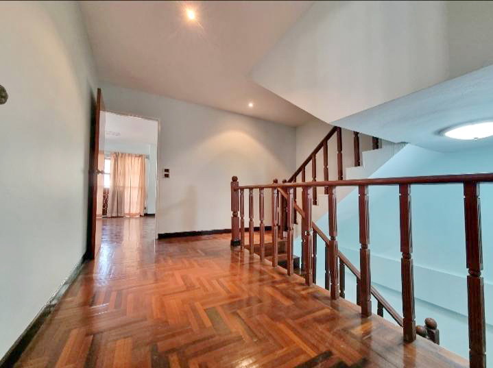 ให้เช่าบ้านแฝดห้องมุม 3 ชั้น (ไม่มีเฟอร์) เส้นเลียบคลองประปา ใกล้ MRT เมืองทองธานี