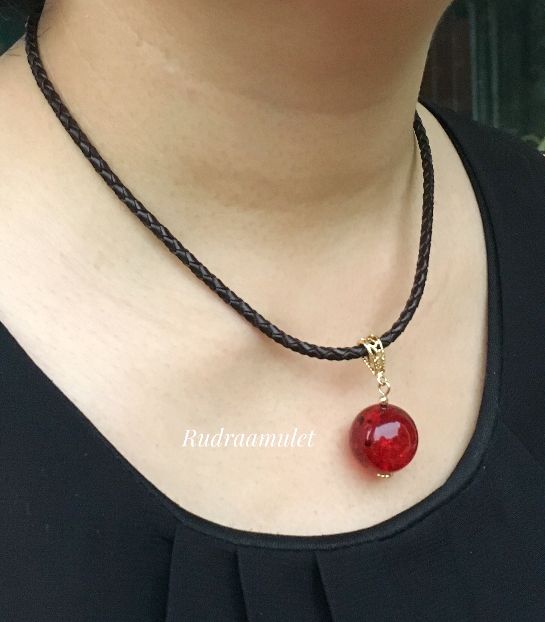 จี้อำพันแดง