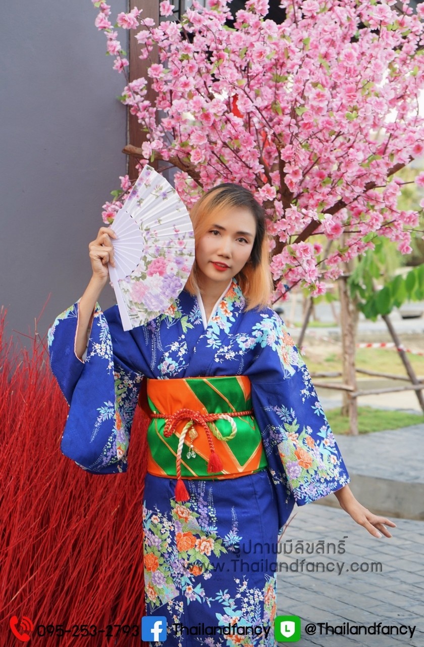 ชุดแฟนซีผู้หญิงสำหรับเช่า Kimono Costume เช่าชุดกิโมโนผู้หญิงน้ำเงิน ชุดกิโมโนกรุงเทพ เช่าชุดญี่ปุ่นหญิง ชุดญี่ปุ่นโบราณ ชุดเช่ากิโมโนผู้หญิงสีน้ำเงินลายดอกไม้ โอบิสำเร็จรูปสีเขียวส้ม