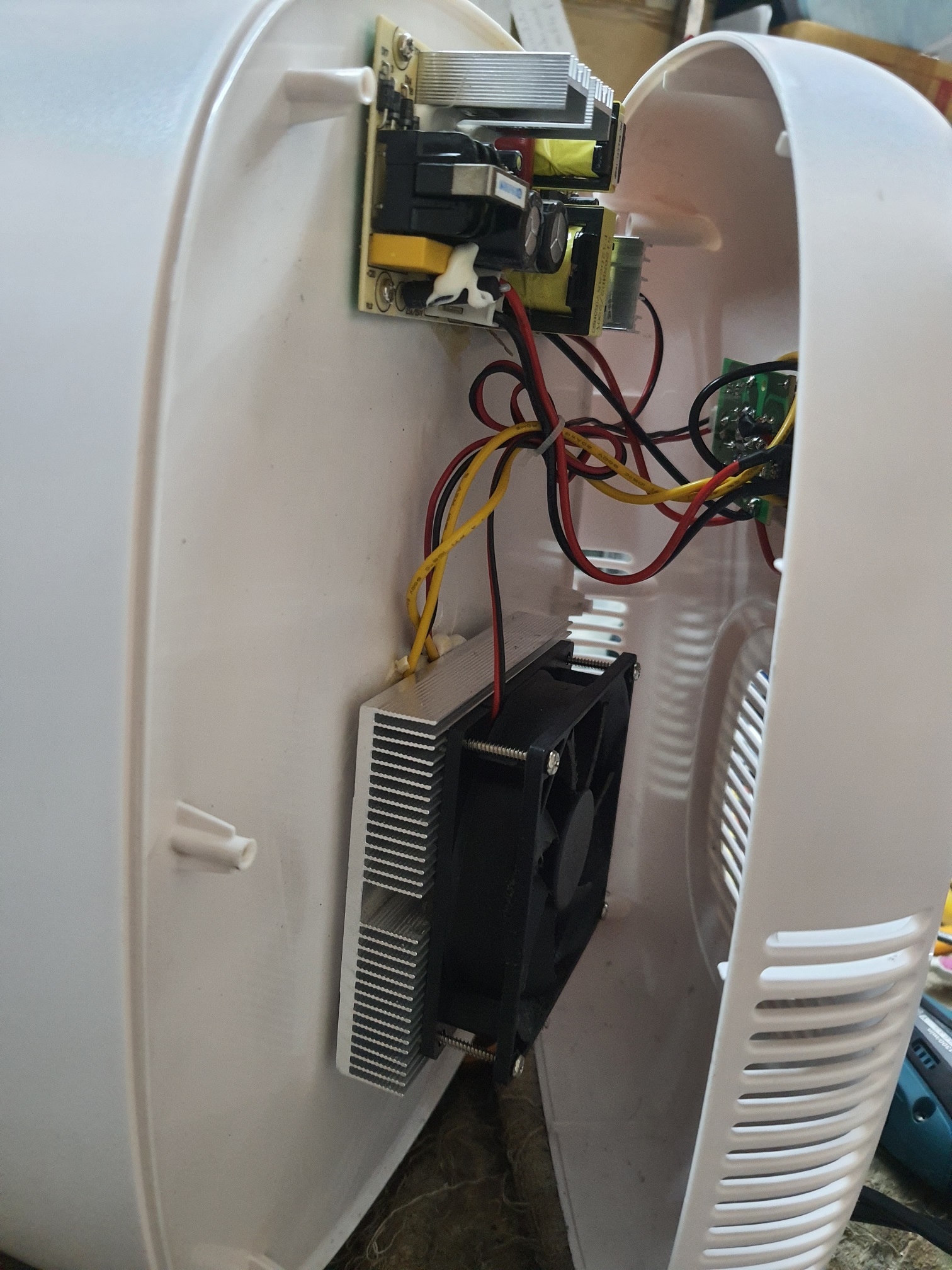 ซ่อมตู้เย็นมินิ ยี่ห้อ Baseus อาการเครื่องไม่ทำความเย็น