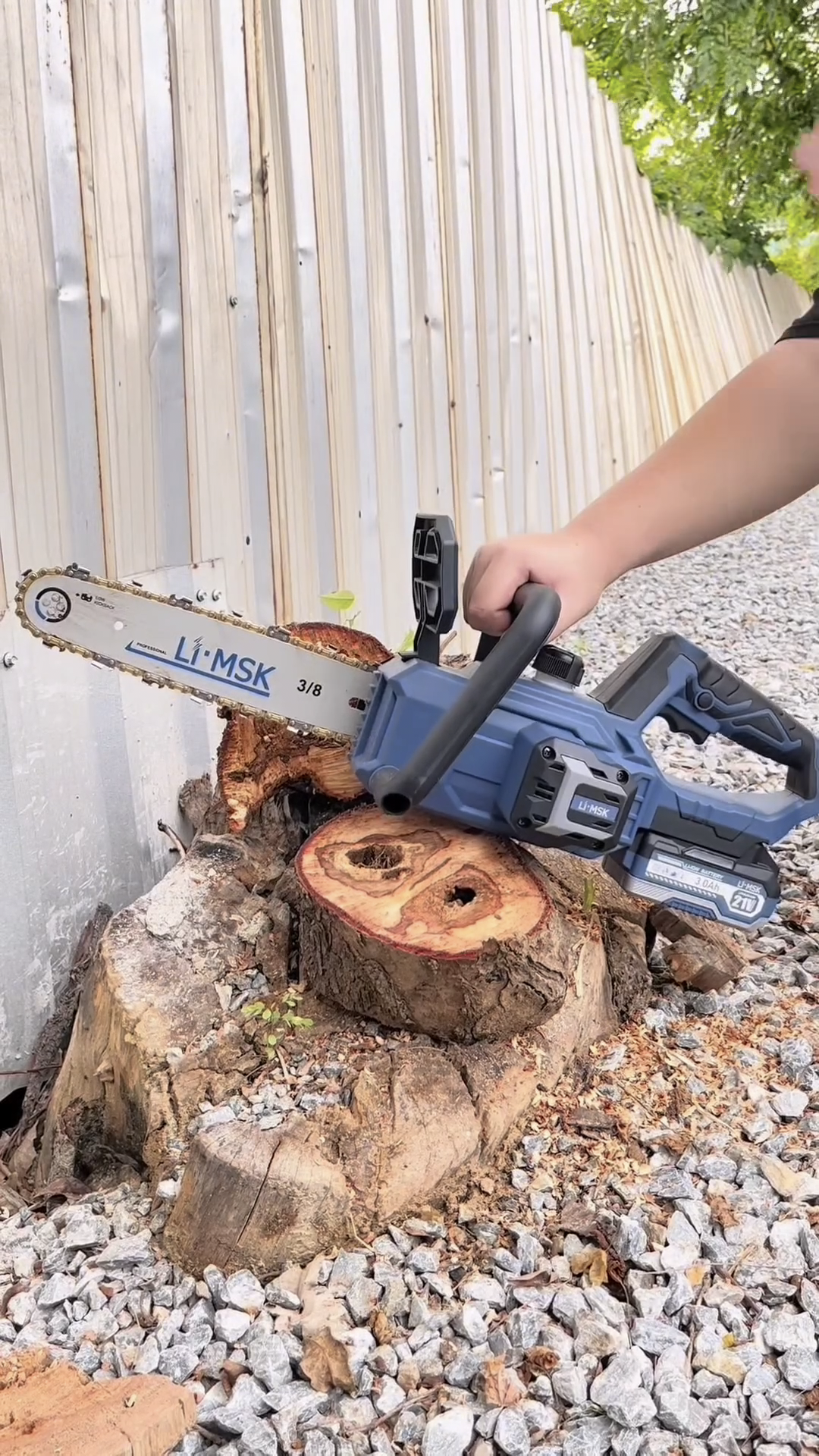 เลื่อยโซ่แบตเตอรี่ไร้สาย 21V ยี่ห้อ MASAKI รุ่น LI-1040