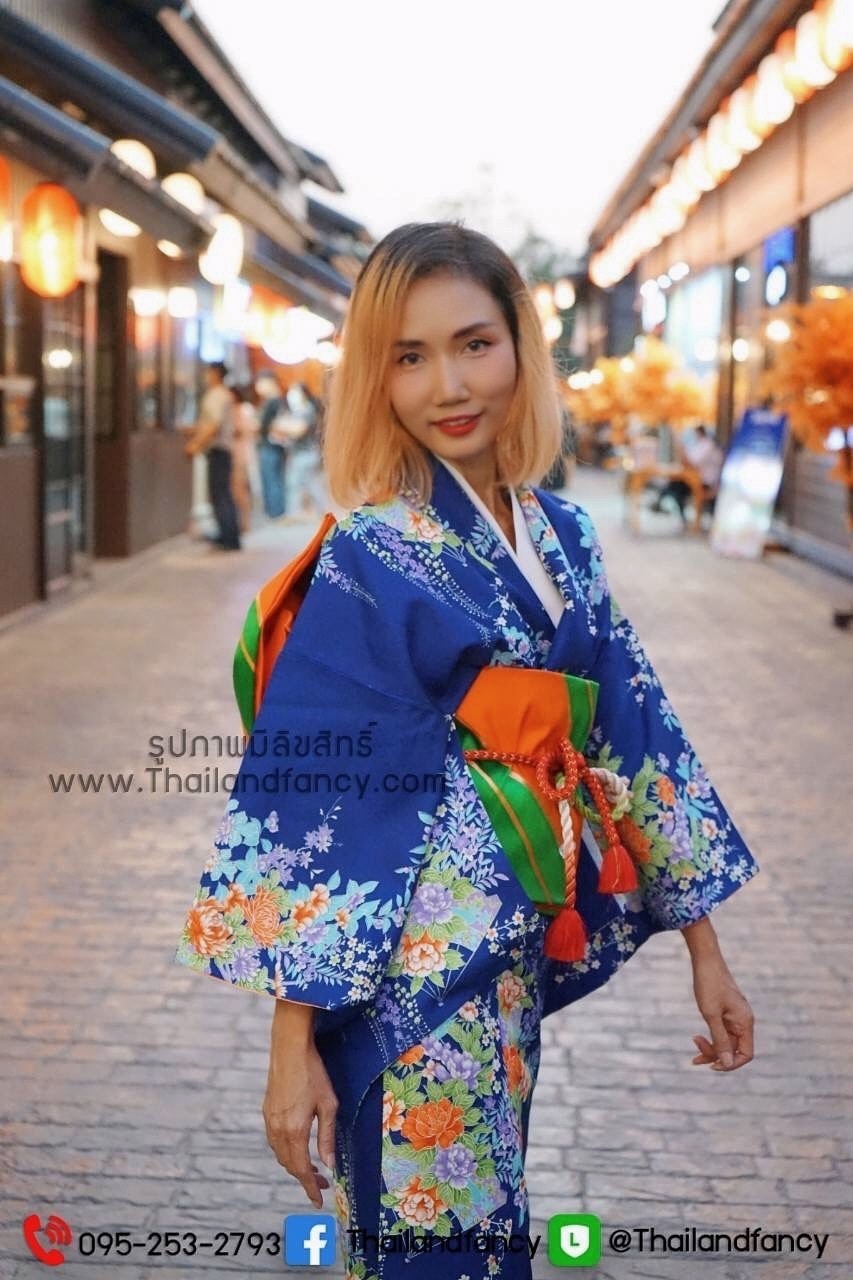 ชุดแฟนซีผู้หญิงสำหรับเช่า Kimono Costume เช่าชุดกิโมโนผู้หญิงน้ำเงิน ชุดกิโมโนกรุงเทพ เช่าชุดญี่ปุ่นหญิง ชุดญี่ปุ่นโบราณ ชุดเช่ากิโมโนผู้หญิงสีน้ำเงินลายดอกไม้ โอบิสำเร็จรูปสีเขียวส้ม