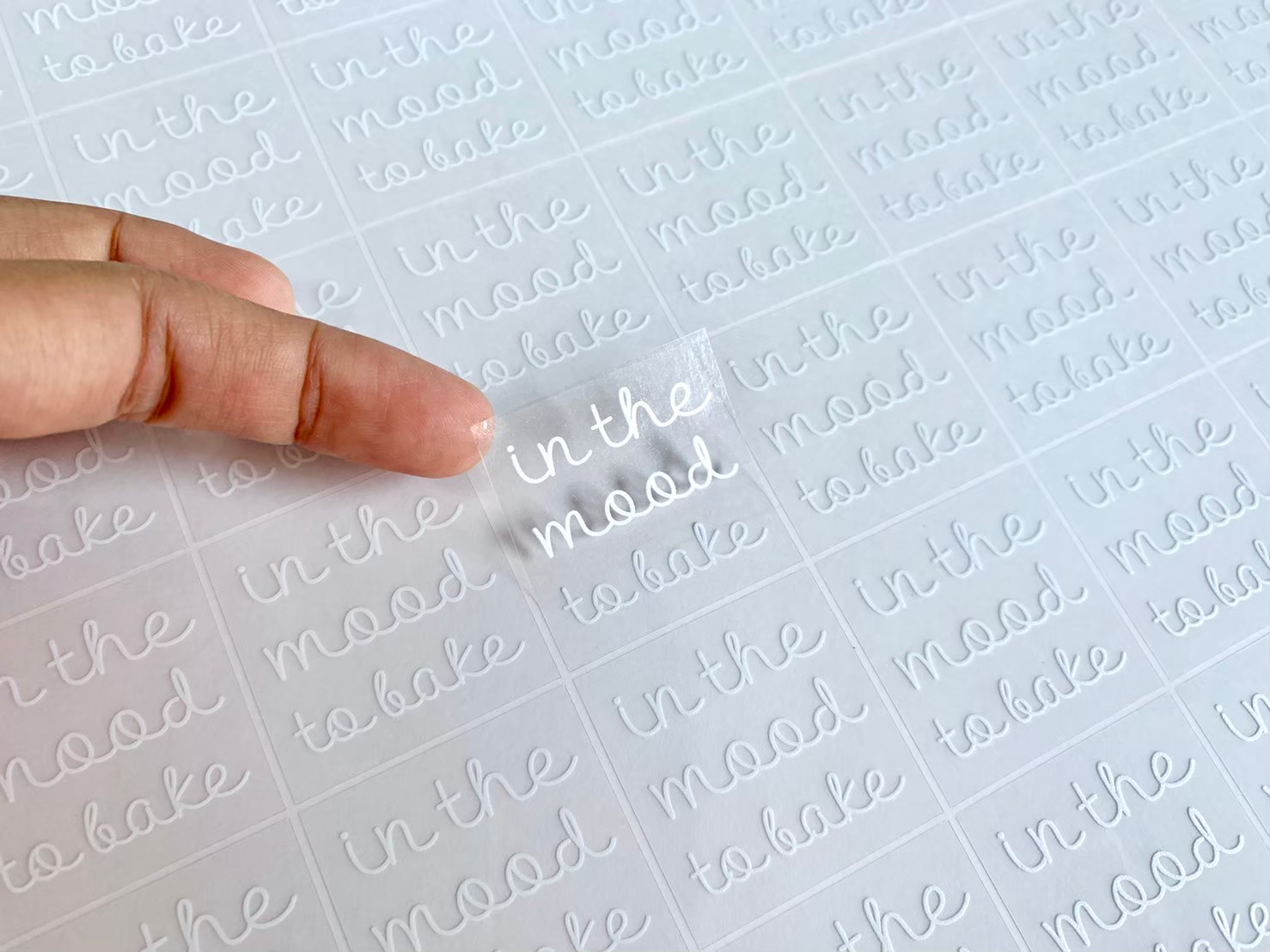 ฉลากสินค้าใสตัวหนังสือขาว สติ๊กเกอร์ใสพิมพ์สีขาว พิมพ์หมึกขาว