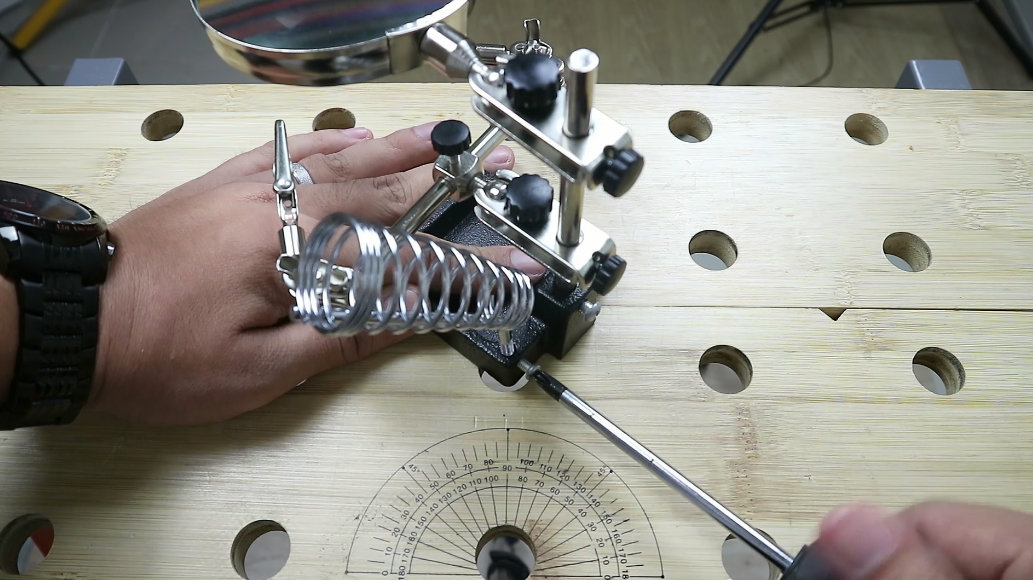 MARCH ฐานบัดกรีพร้อมแว่นขยาย