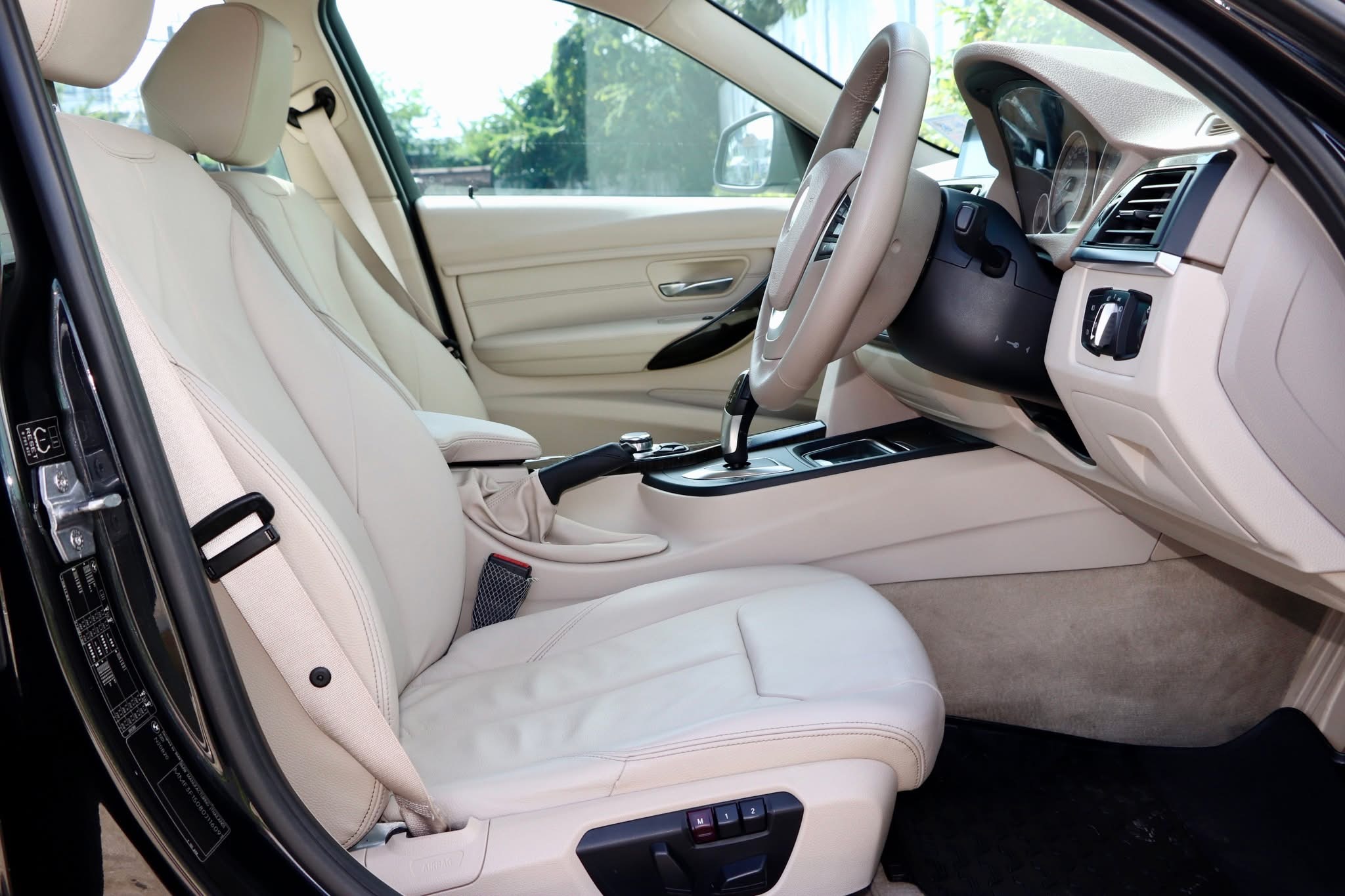 BMW Series 320i LCI F30 ปี2014
