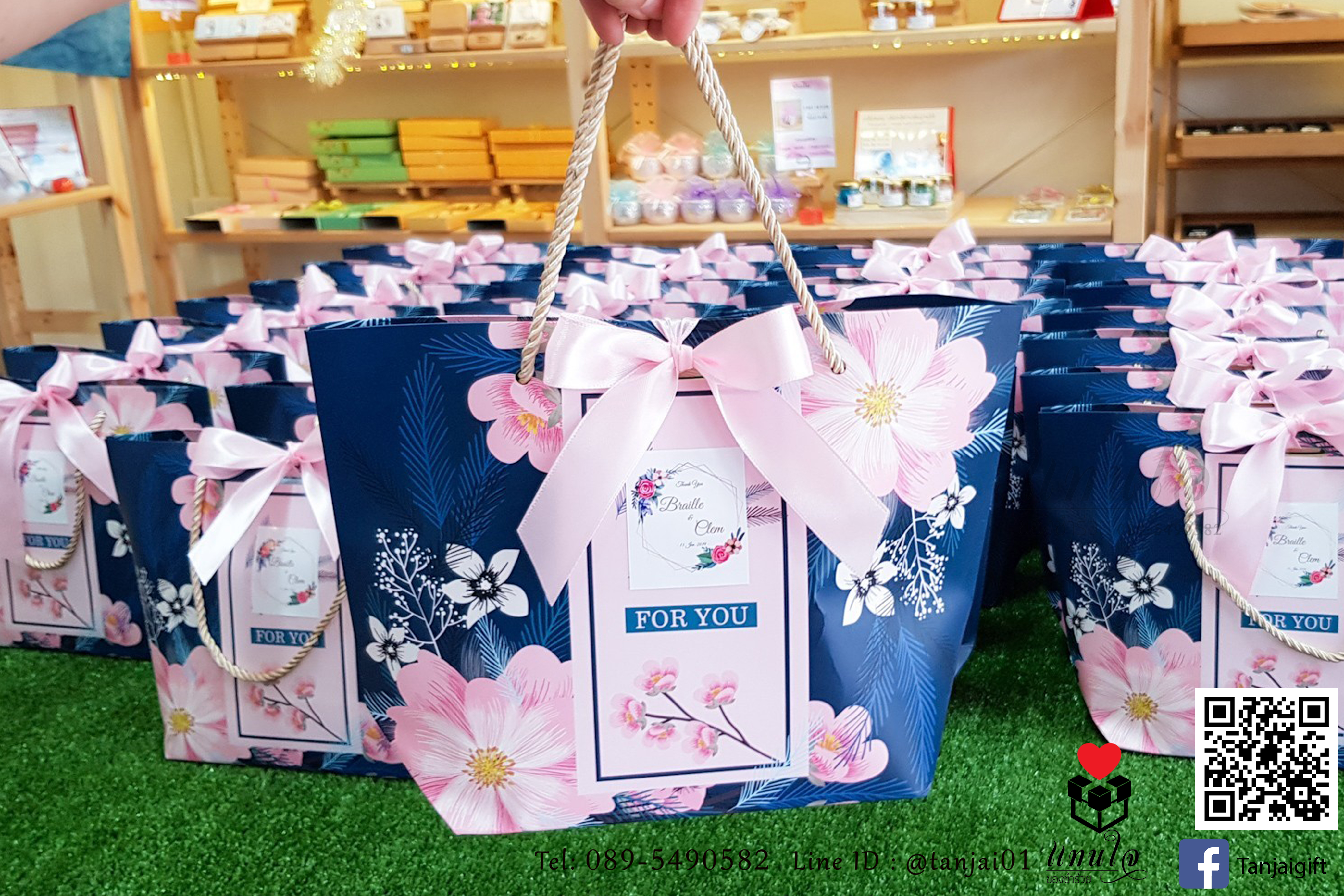 เซ็ตของรับไหว้ผู้ใหญ่ ผ้าเช็ดตัวนาโนลายหมีขนาด 70x140 cm ในถุงหูหิ้วสีน้ำเงินพร้อมผูกโบว์