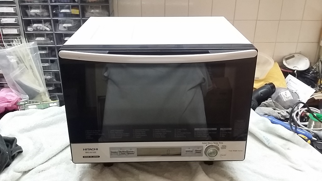 ซ่อมไมโครเวฟ ยี่ห้อ HITACHI รุ่น MRO-AV100E อาการกระจกประตูด้านในแตกร้าว