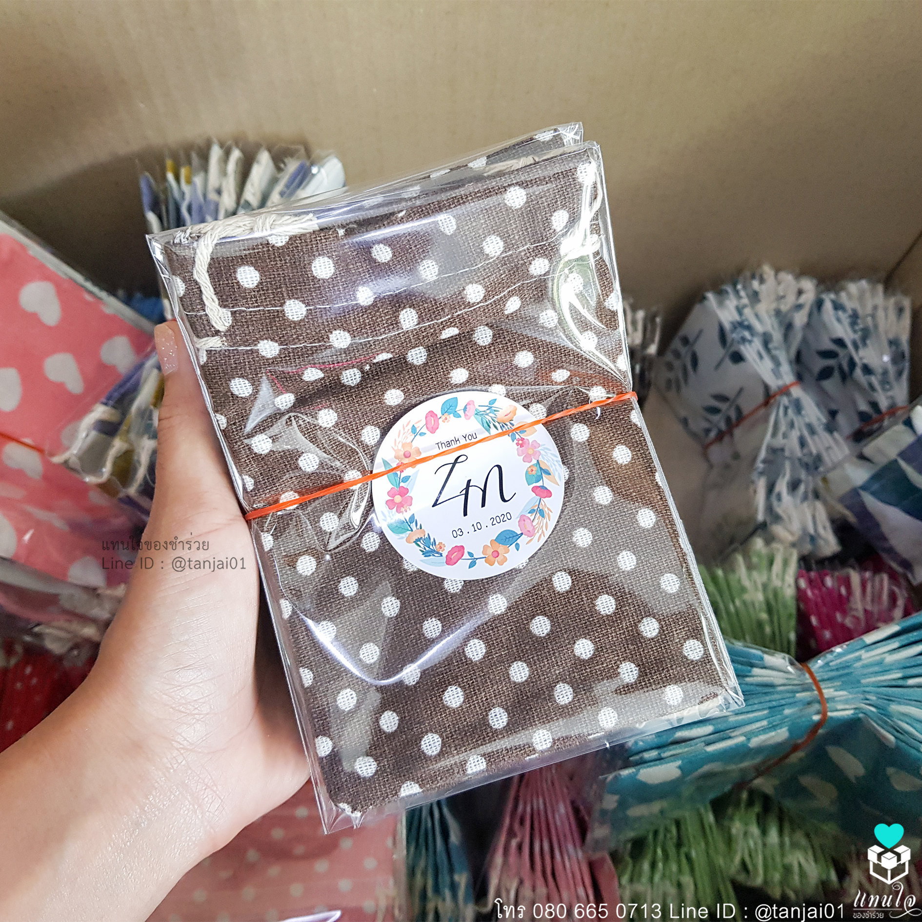 ถุงผ้าเล็ก ในซอยใส ติดสติ๊กเกอร์ ป้ายกลม ของชำร่วยถุงผ้าเล็ก ของที่ระลึกงานแต่งงาน ของแจกงานแต่งงาน 17