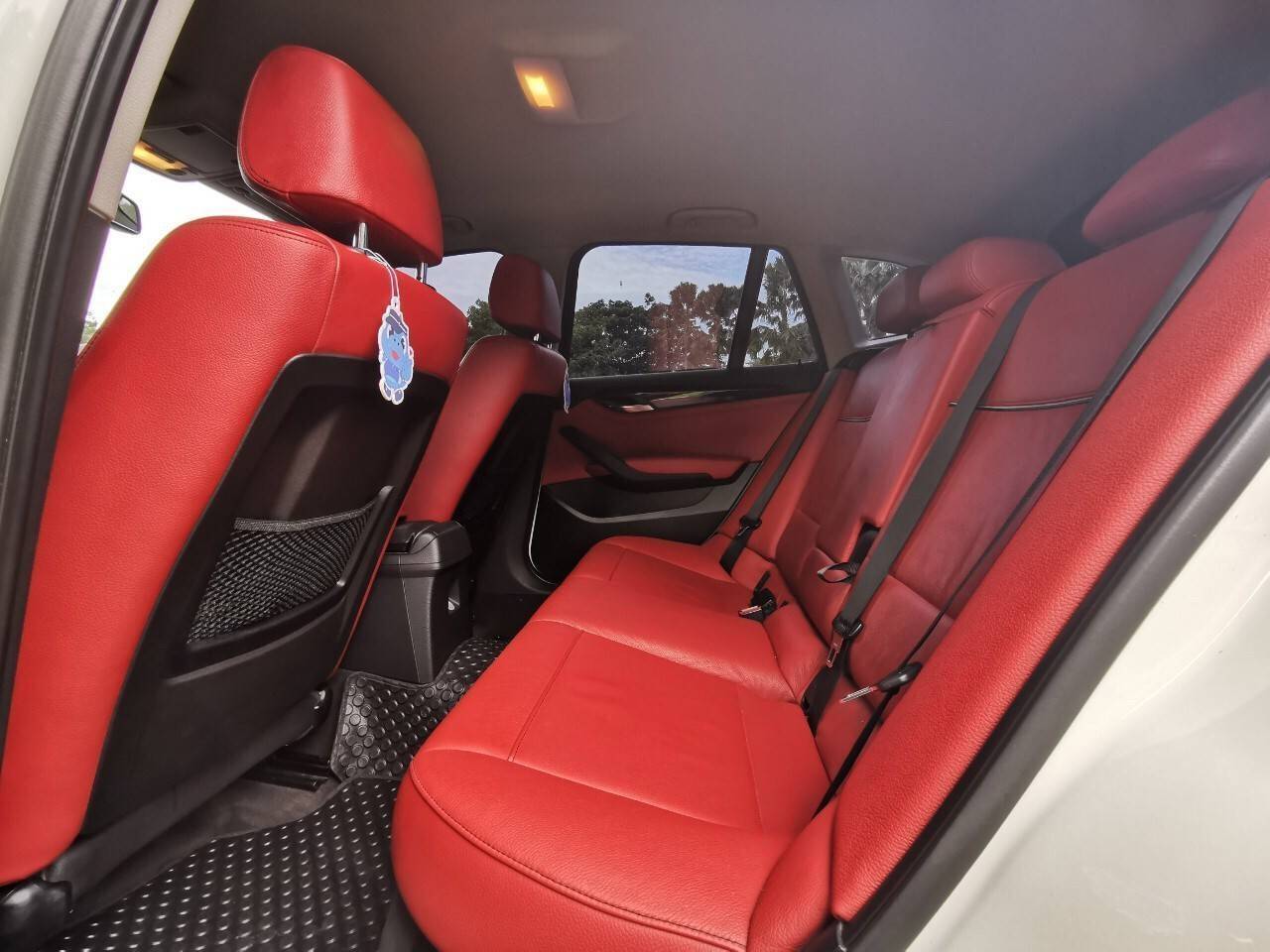 BMW X1 2.0I Sport สีขาวเบาะแดง ปี 2014