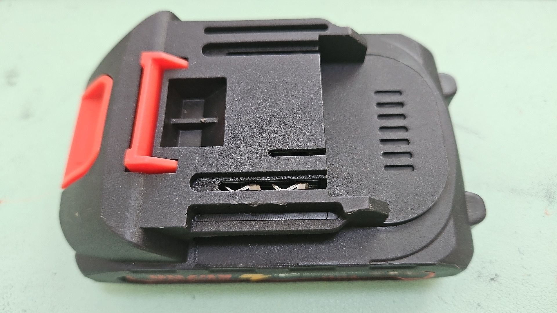 แบตเตอรี่ 2 เขี้ยว 5 Cell บรรจุถ่านด้านใน 5 ก้อน