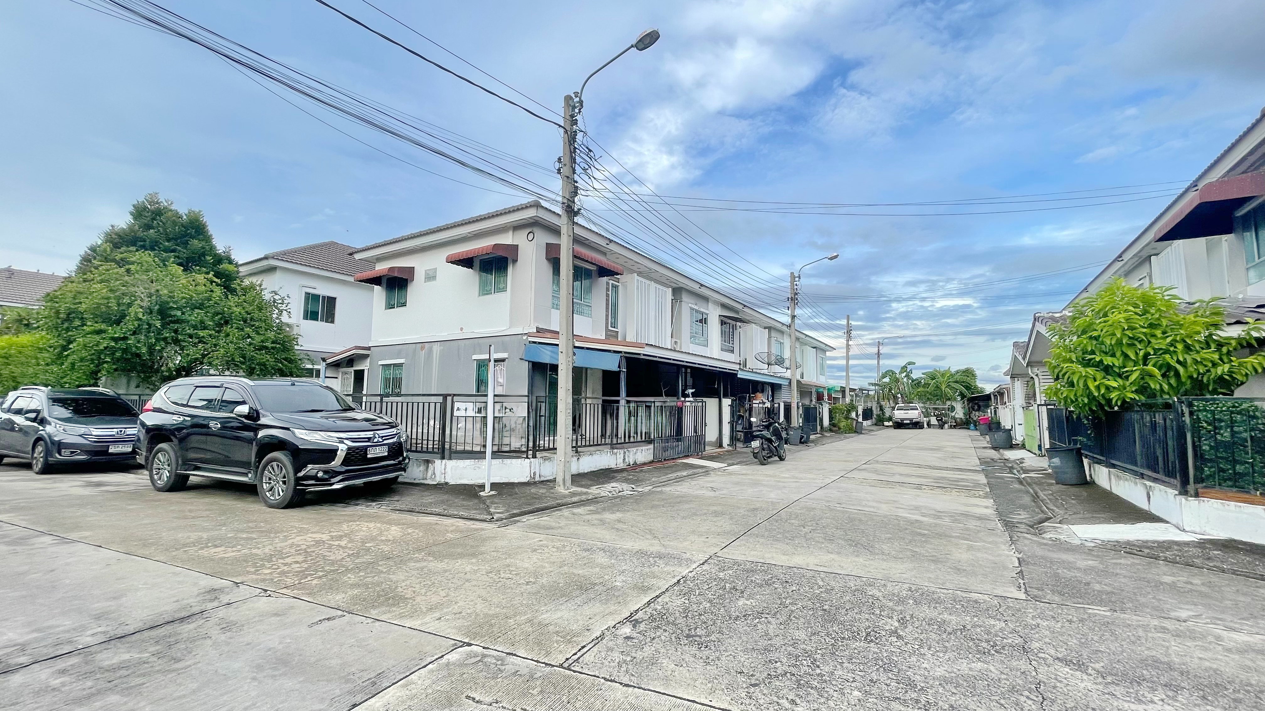 ให้เช่า ทาว์นเฮาส์หลังมุม มีฟื้นที่ด้านข้าง ใกล้ วัดลาดปลาดุก